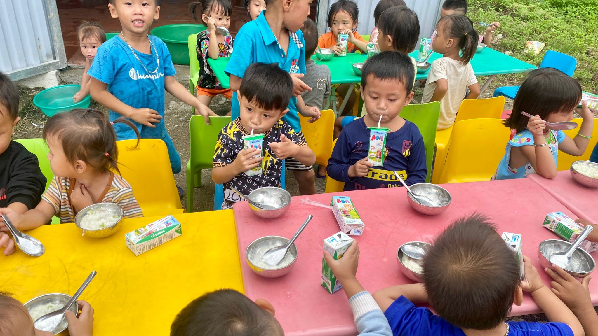 Trẻ em Mường Lát được uống sữa của Chương trình