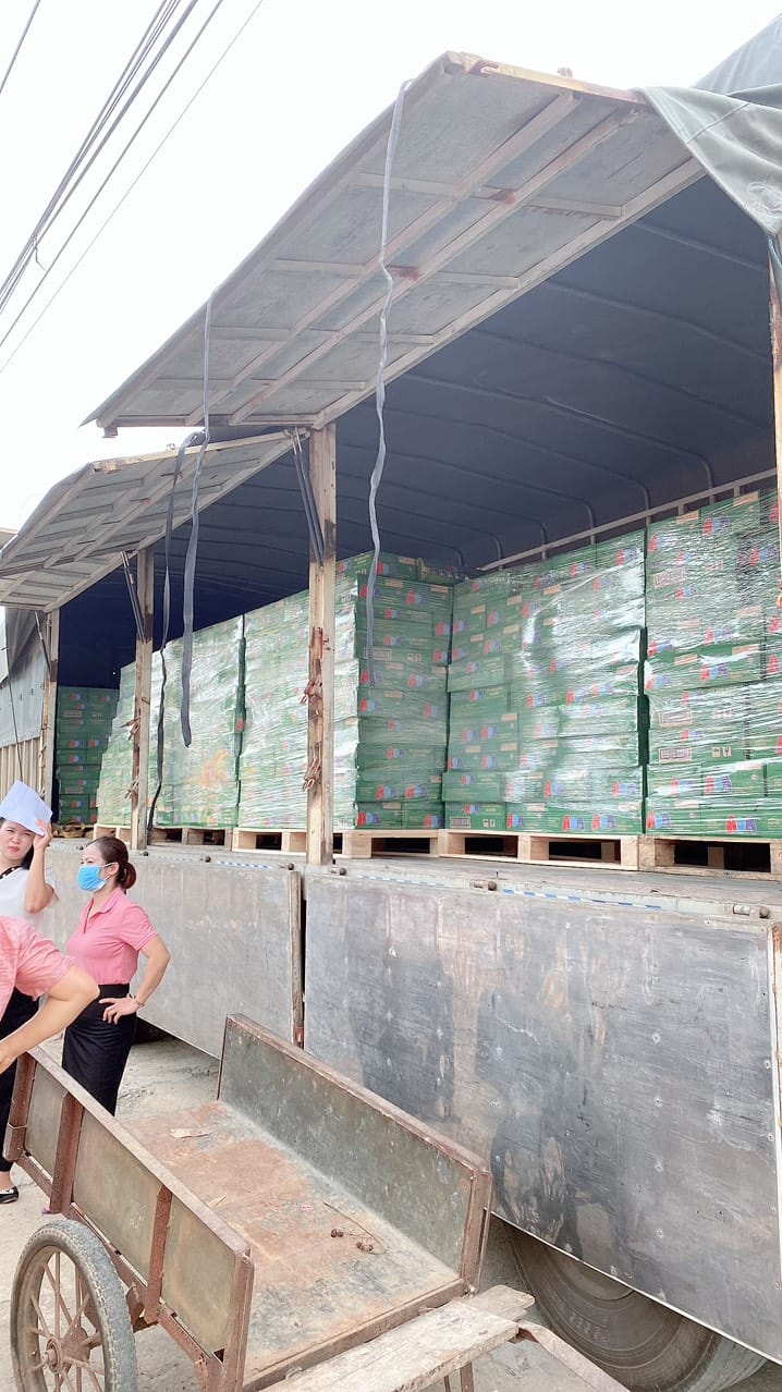 Xe vận chuyển sữa đến các Trường