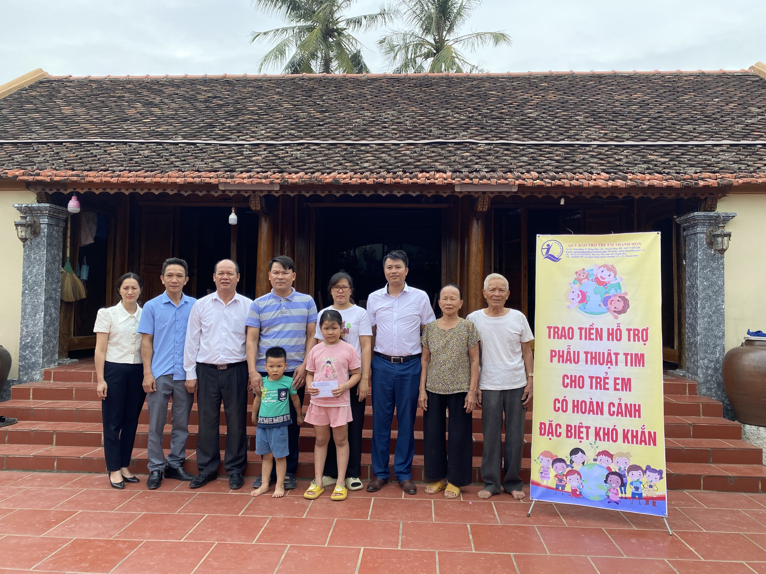Đoàn công tác trao hỗ trợ cho gia đình em Lê Bảo An, sinh năm 2015, địa chỉ xã Hoằng Ngọc với số tiền là 12.741.000 đồng.