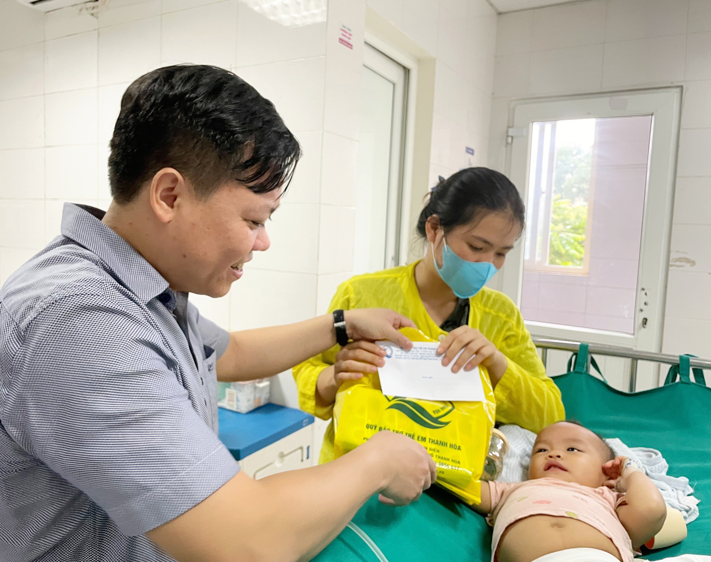 Đồng chí Trần Văn Hùng – Phó Giám đốc Sở Lao động – Thương binh và Xã hôi, Ủy viên Thường trực Hội đồng bảo trợ Quỹ bảo trợ trẻ em tỉnh trao quà cho trẻ em bệnh nhi tại giường bệnh.