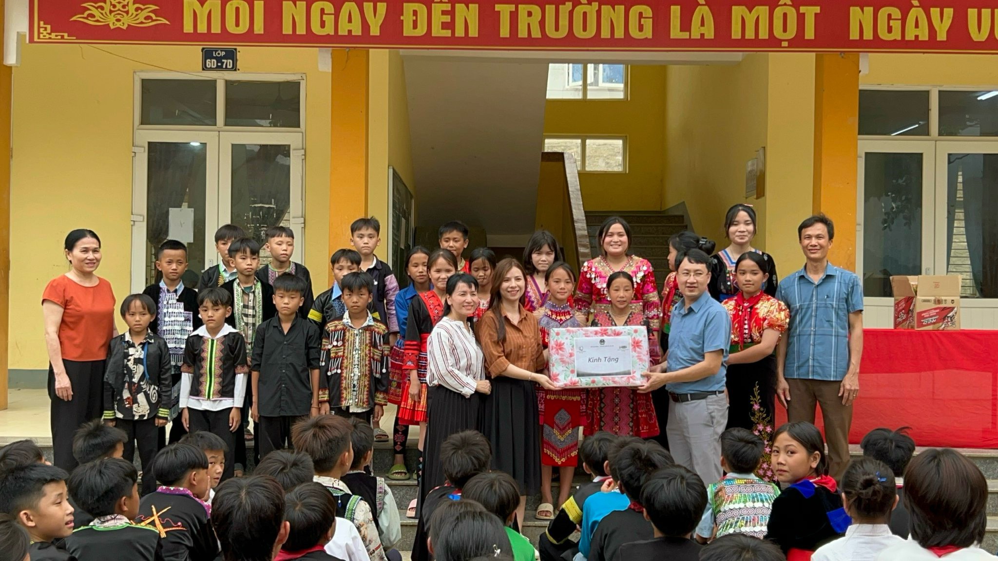 Đoàn công tác tặng quà bánh kẹo cho Trường PTDT bán trú THCS Trung Lý