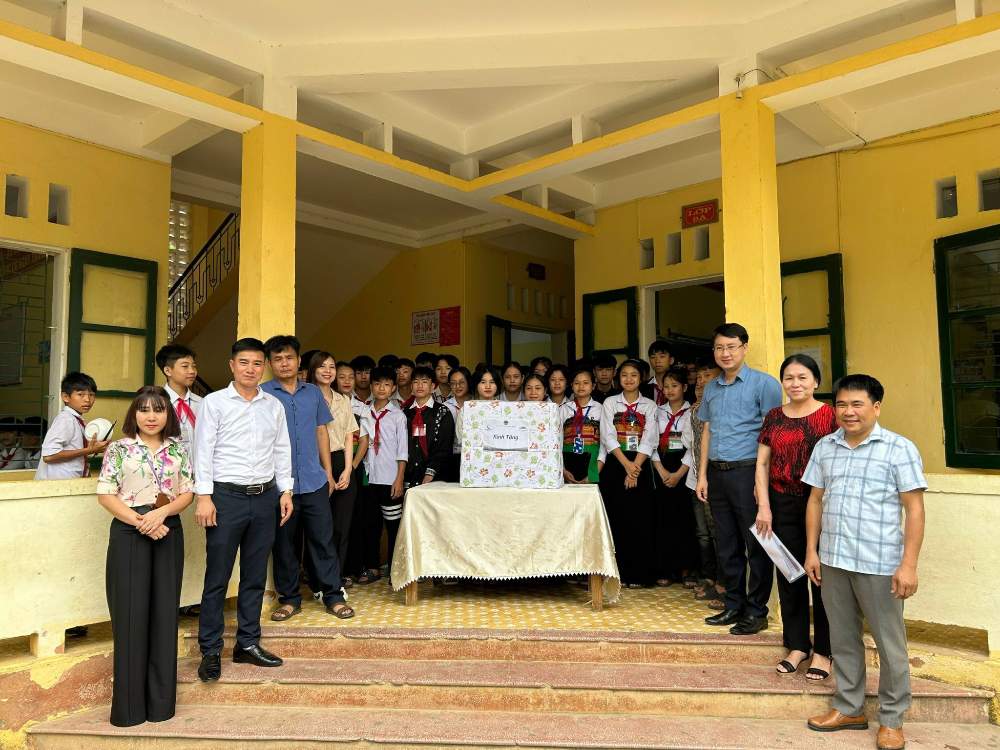 Đoàn công tác tặng quà bánh kẹo cho Trường PTDT bán trú THCS Hiền Kiệt.