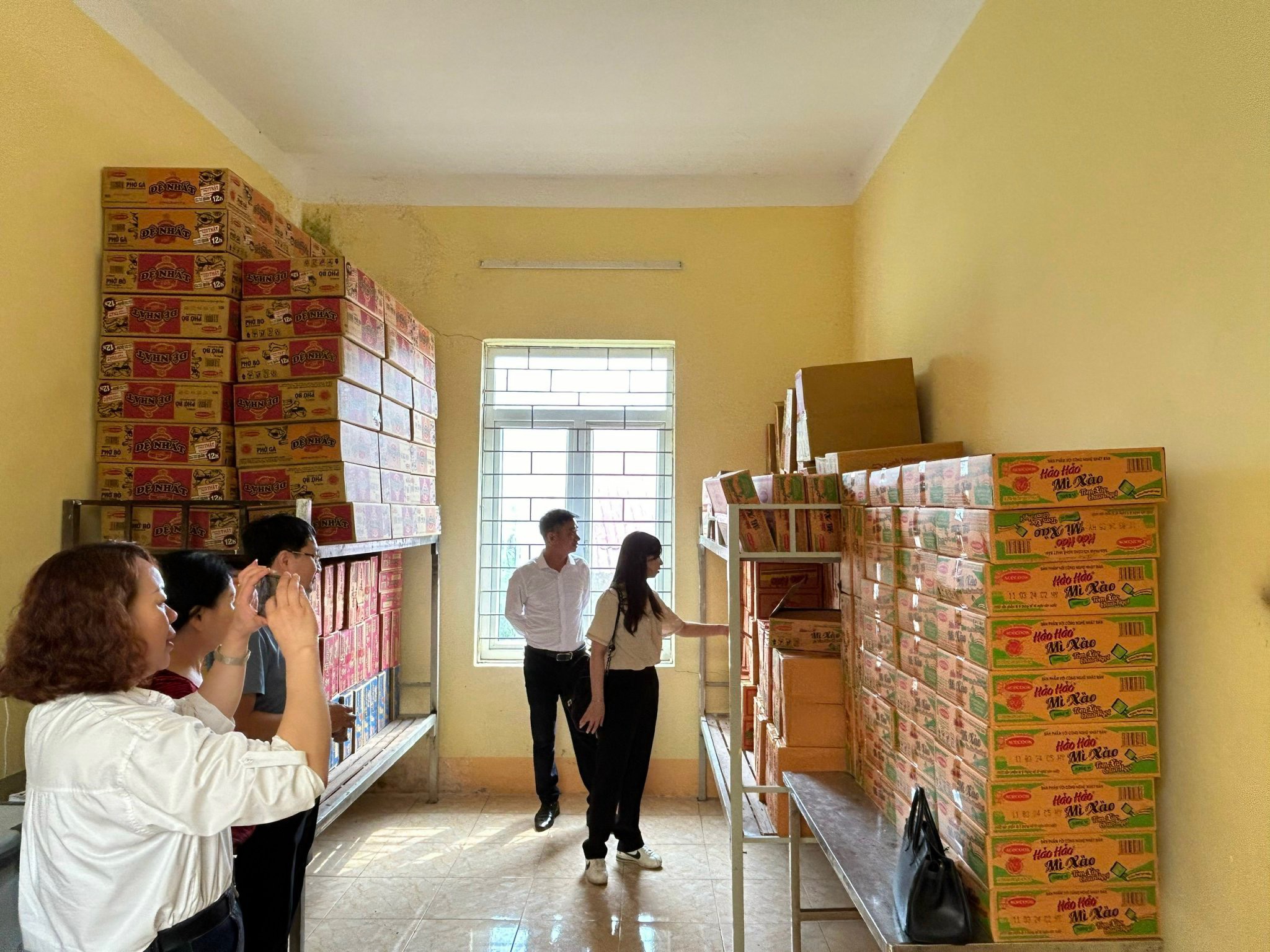 Đoàn công tác kiểm tra kho bảo quản.