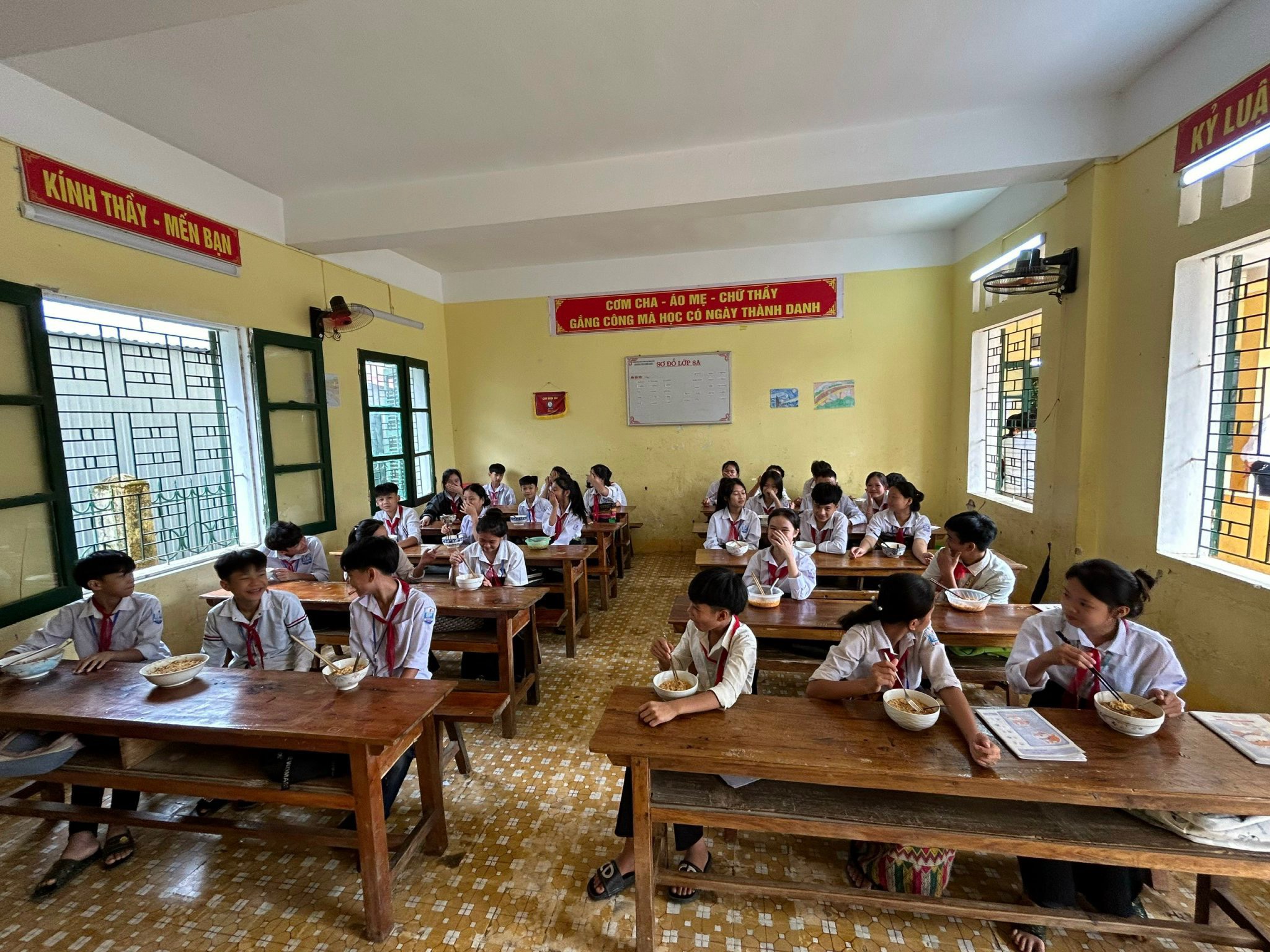 Trẻ em học sinh Trường PTDT bán trú THCS Hiền Kiệt ăn mỳ.