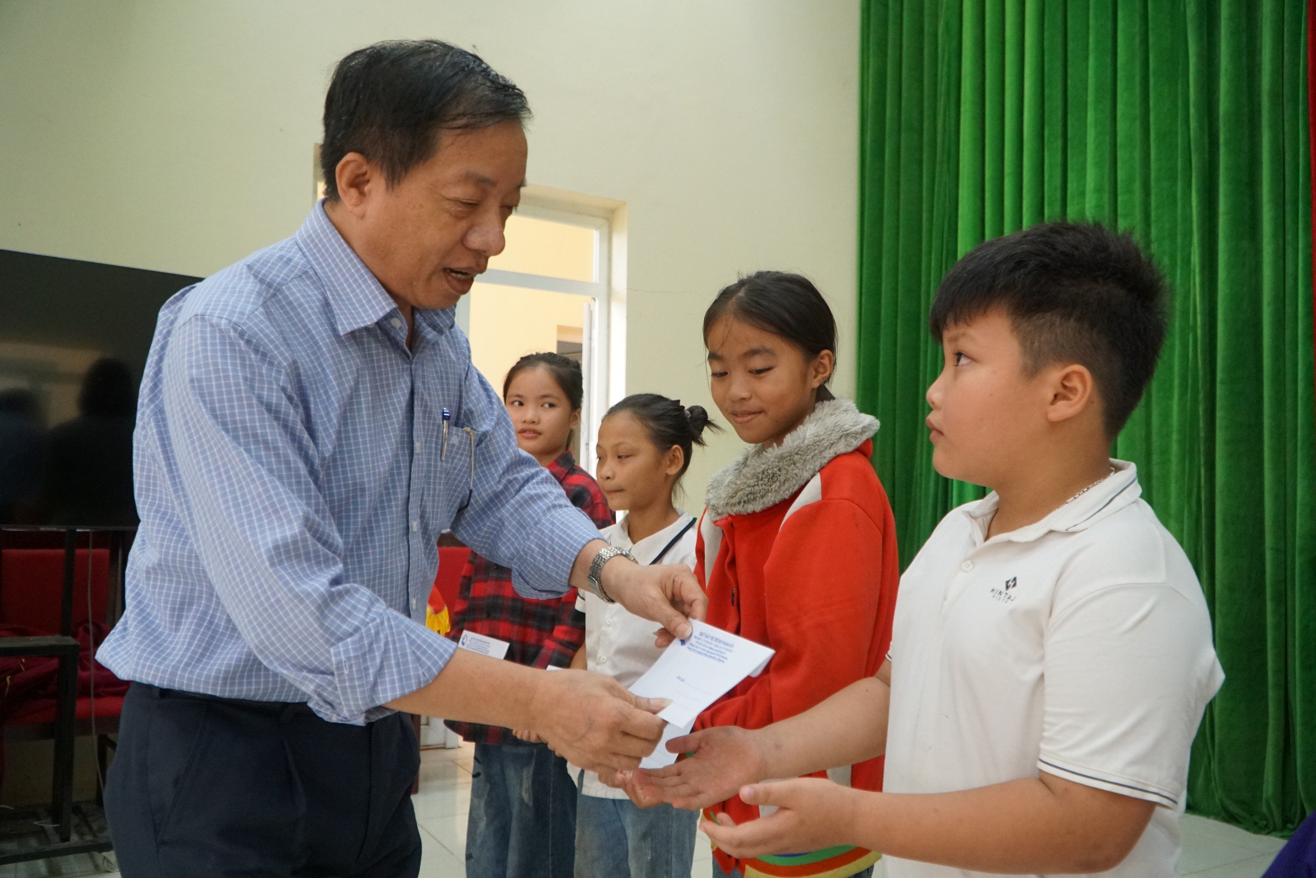 Đồng chí Lê Văn Hoạt - Vụ trưởng, Phó Bí thư Đảng ủy Bộ LĐTBXH trao học bổng cho trẻ em.