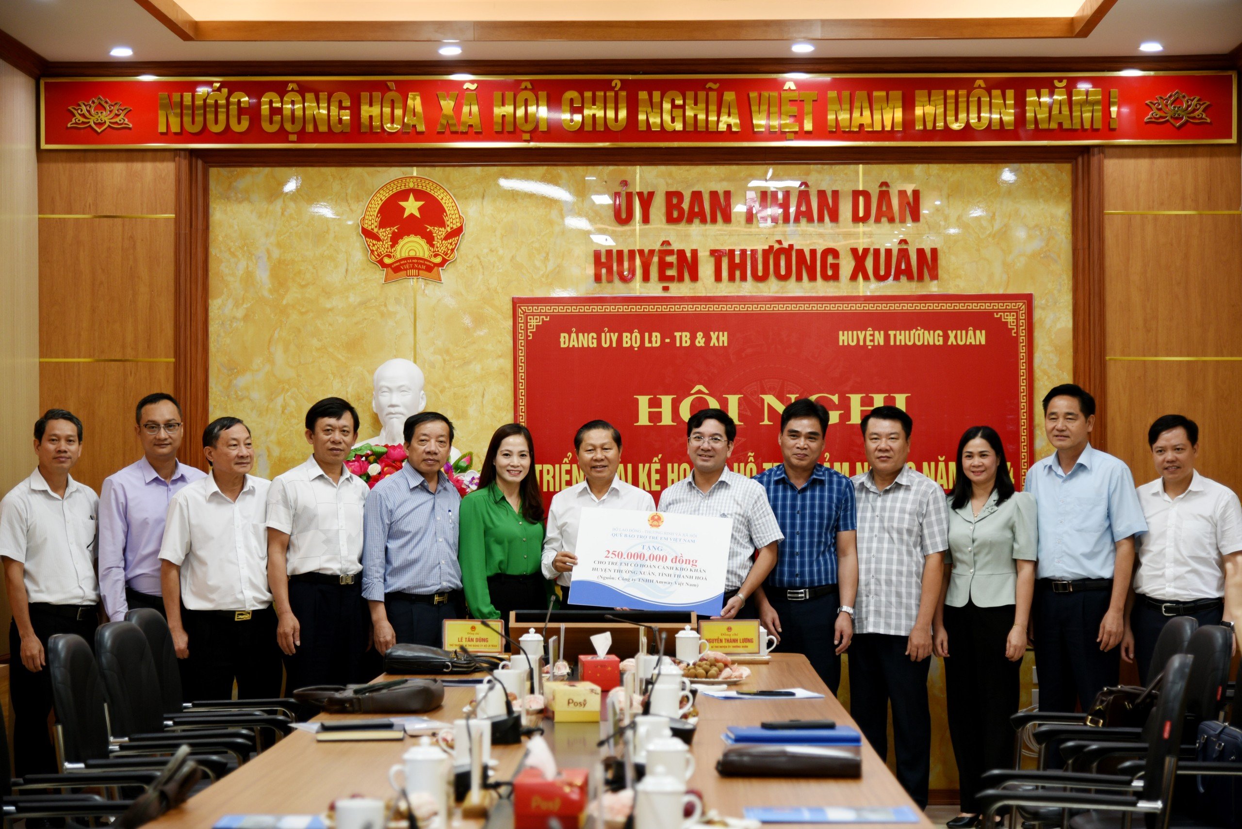 Đồng chí Lê Tấn Dũng - Thứ trưởng, Bí thư Đảng ủy Bộ LĐTBXH trao biển tượng trưng hỗ trợ từ Quỹ Bảo trợ trẻ em Việt Nam cho huyện Thường Xuân.