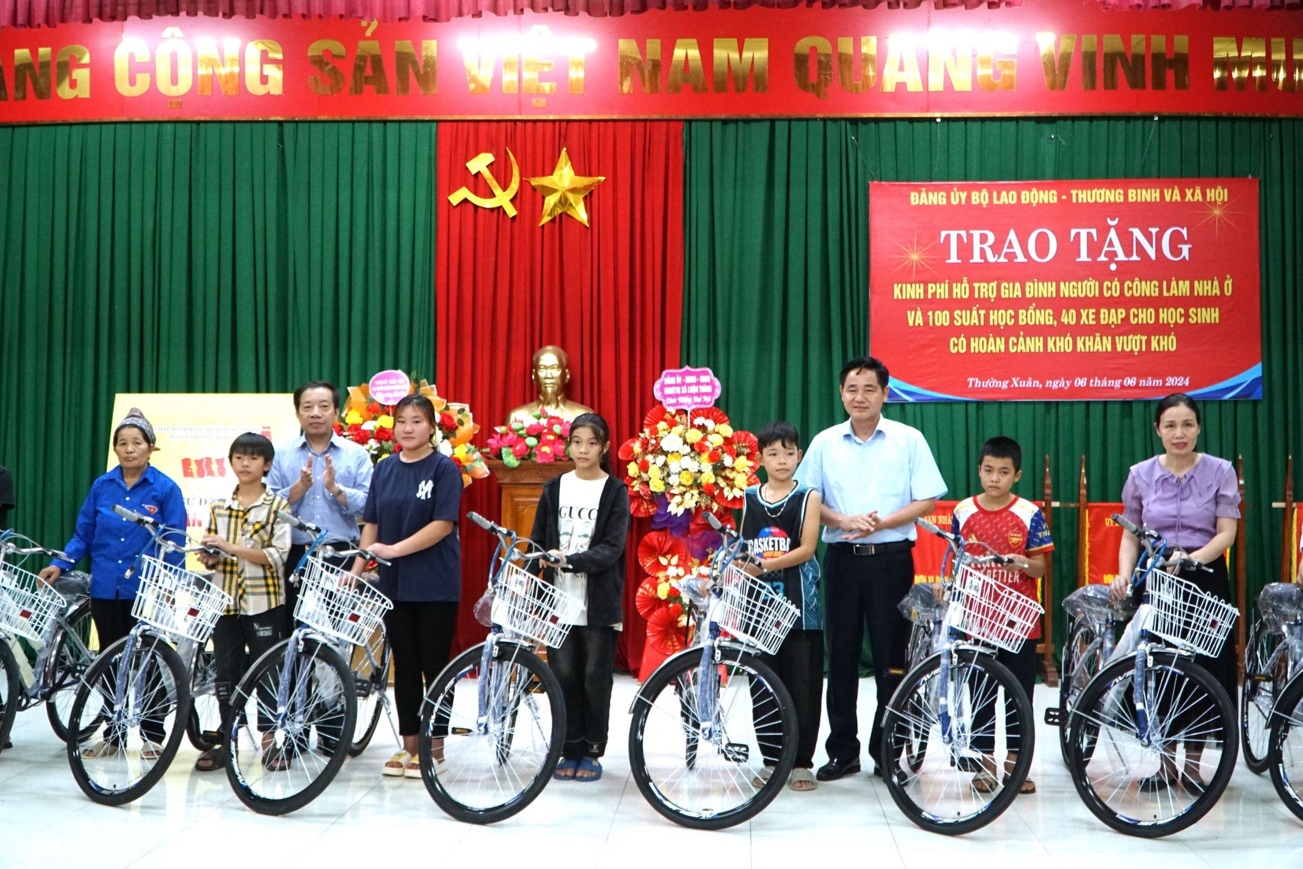 Đồng chí Lê Văn Hoạt - Vụ trưởng, Phó Bí thư Đảng ủy Bộ LĐTBXH và Đoàn công tác trao xe đạp cho trẻ em tại cụm Biên giới huyện Thường Xuân
