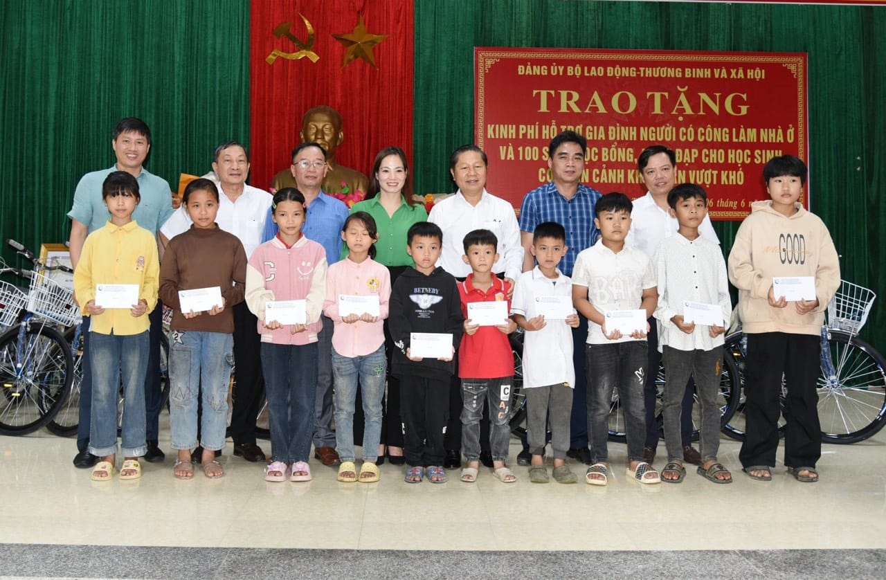 Đồng chí Lê Tấn Dũng - Thứ trưởng, Bí thư Đảng ủy Bộ LĐTBXH và đồng chí Nguyễn Thị Hiền - PGĐ Quỹ BTTE VN trao học bổng cho trẻ em huyện Thường Xuân.