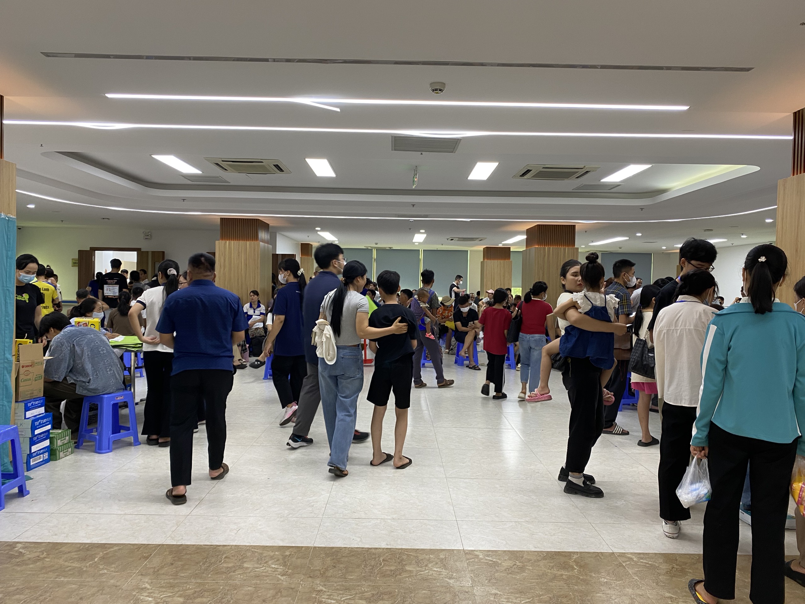 Các bệnh nhân khai báo thông tin chờ thăm khám.