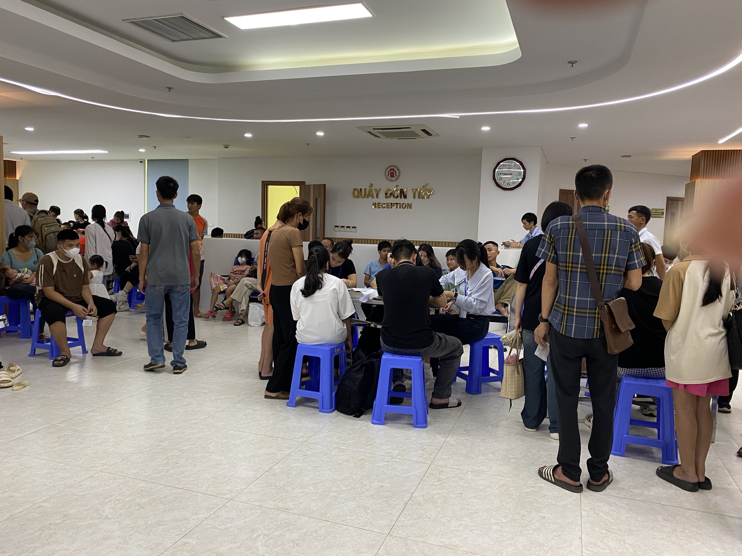Đại diện Quỹ BTTE Thanh Hóa và nhà tài trợ OSV cùng các bác sỹ đón tiếp bệnh nhân.