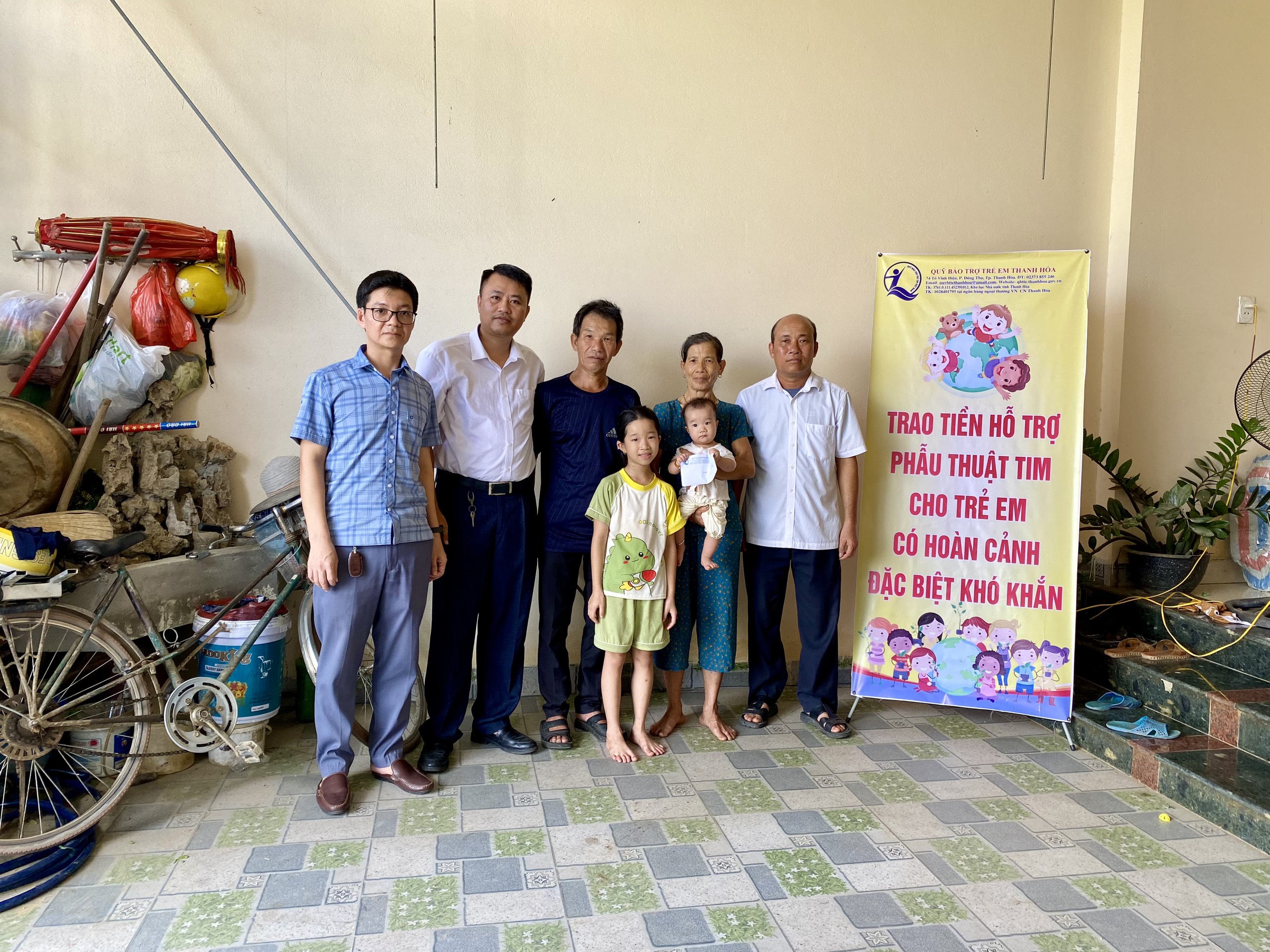 Tại huyện Yên Định, Đoàn công tác đã tiến hành trao hỗ trợ kinh phí phẫu thuật cho em Nguyễn Anh Thư, sinh năm 2023, địa chỉ xã Định Liên với số tiền là 12.847.820 đồng.