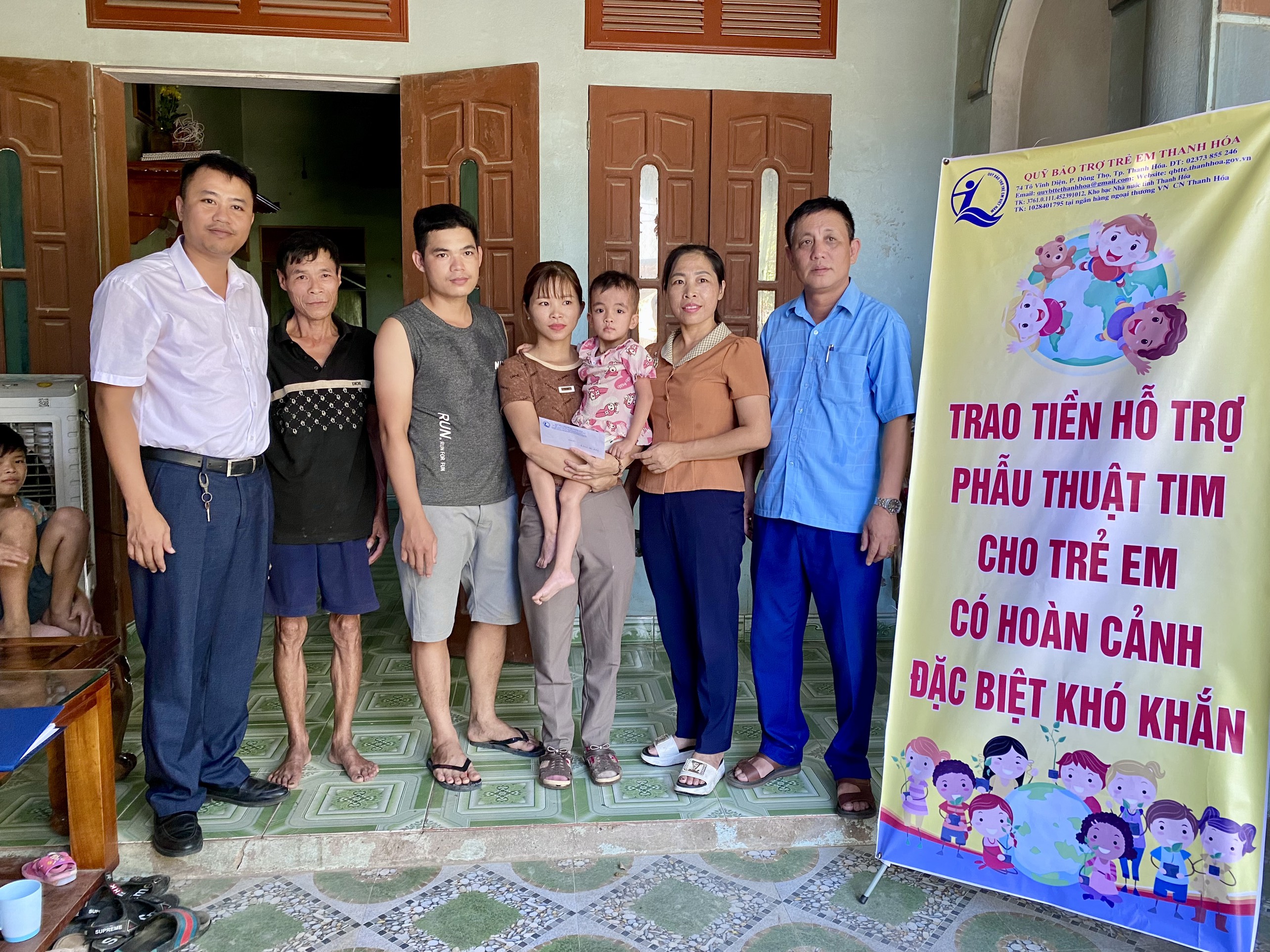 Tại huyện Thọ Xuân, Đoàn công tác đã tiến hành trao hỗ trợ kinh phí phẫu thuật cho em Trịnh Thị Vân Anh, sinh năm 2018, địa chỉ xã Trường Xuân với số tiền là 2.839.710 đồng.