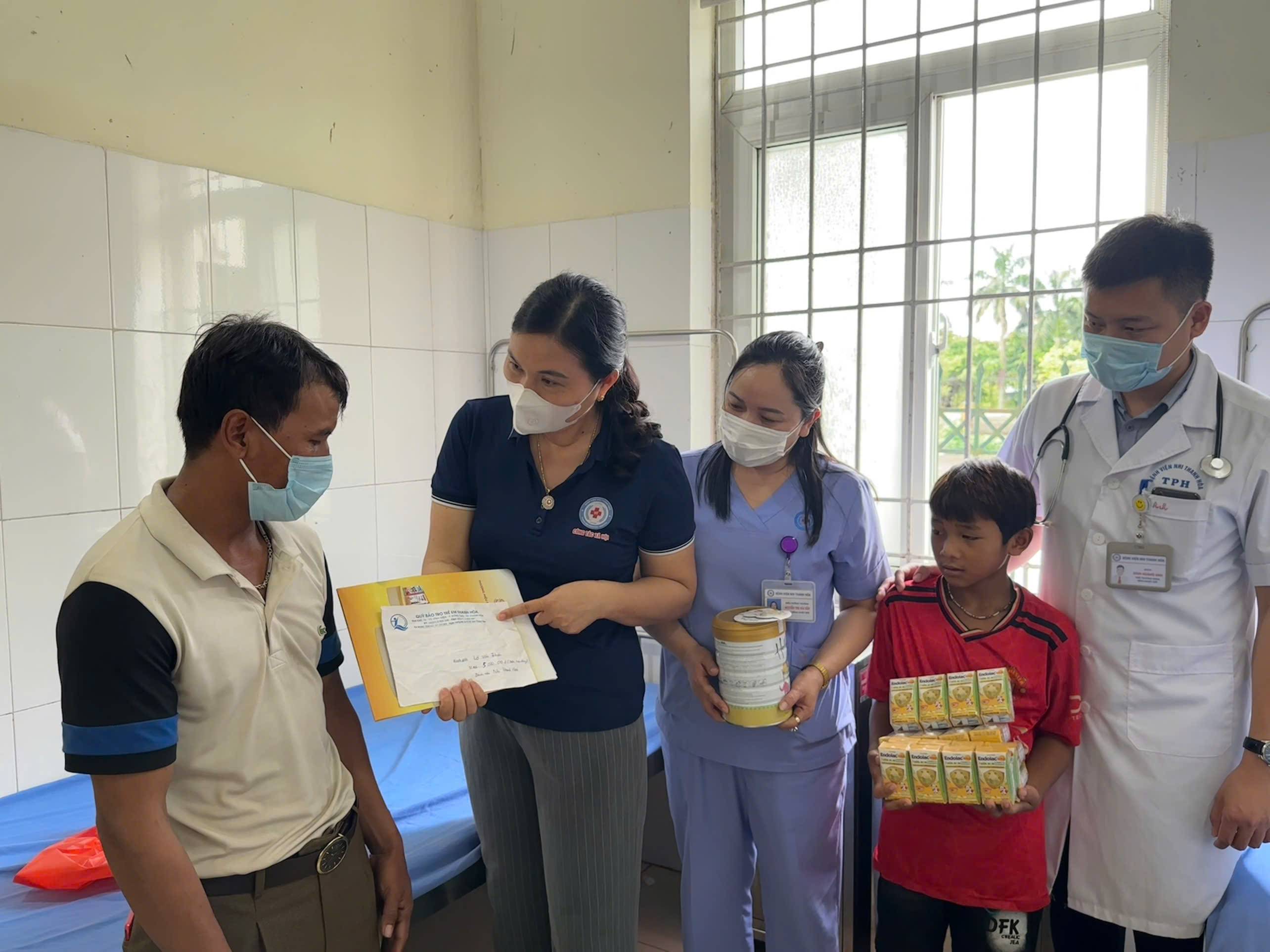 Đại diện Quỹ Bảo trợ trẻ em, Phòng Công tác xã hội Bệnh viện Nhi trao hỗ trợ đến gia đình em: Lò Văn Thiền.
