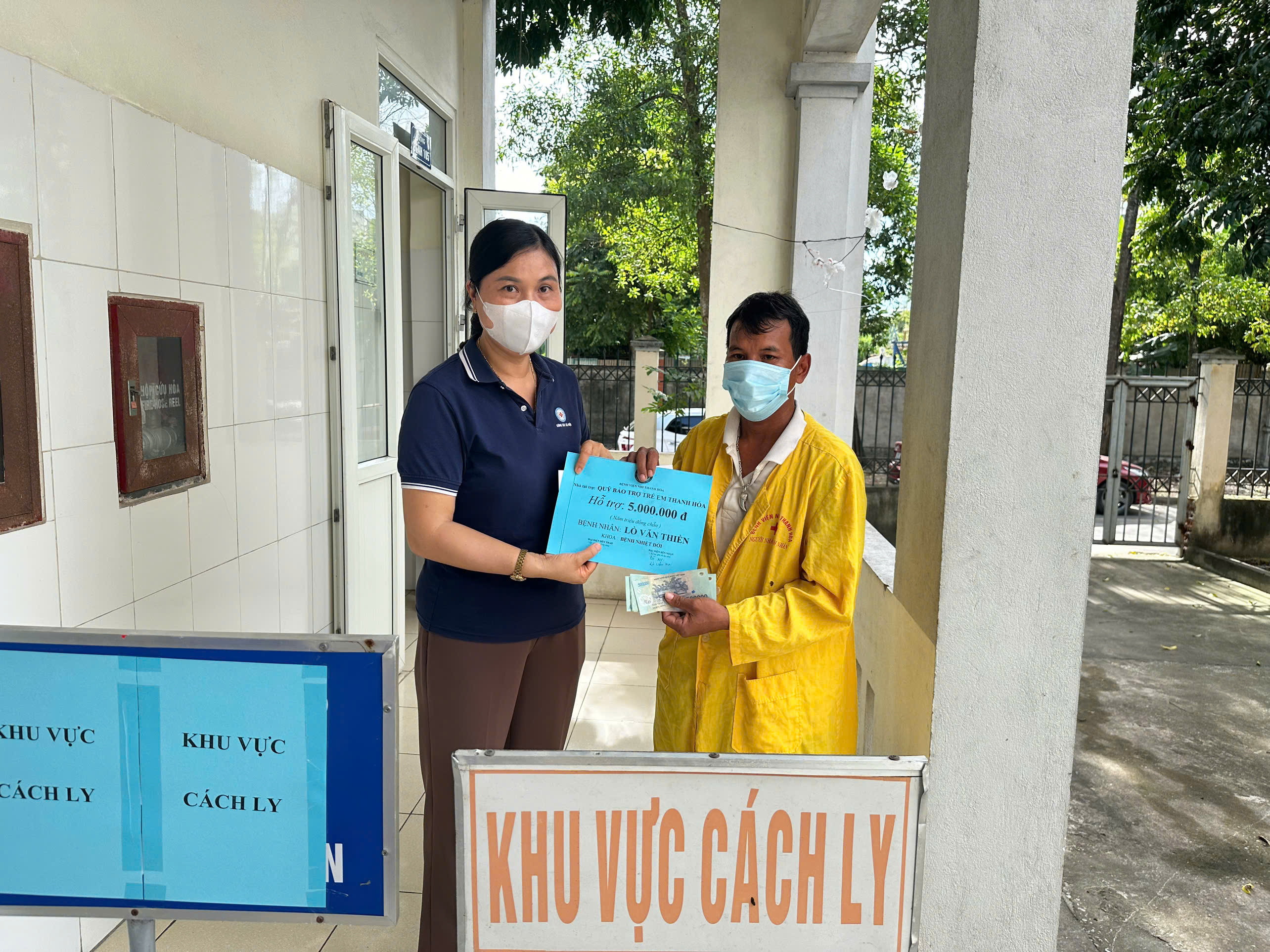 Đại diện Quỹ Bảo trợ trẻ em, Phòng Công tác xã hội Bệnh viện Nhi trao hỗ trợ đến gia đình em: Lò Văn Thiền.