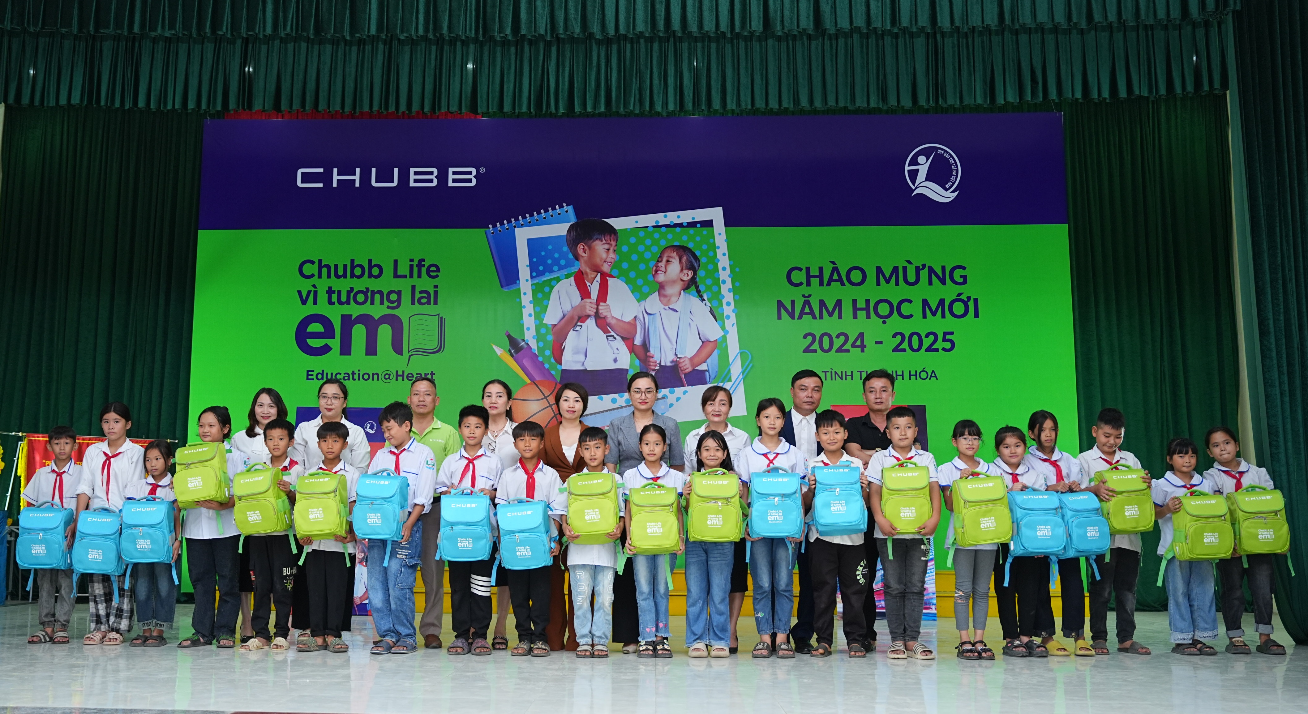 Công ty Chubb Life Việt Nam trao ba lô cho trẻ em tại xã Nga Thiện.