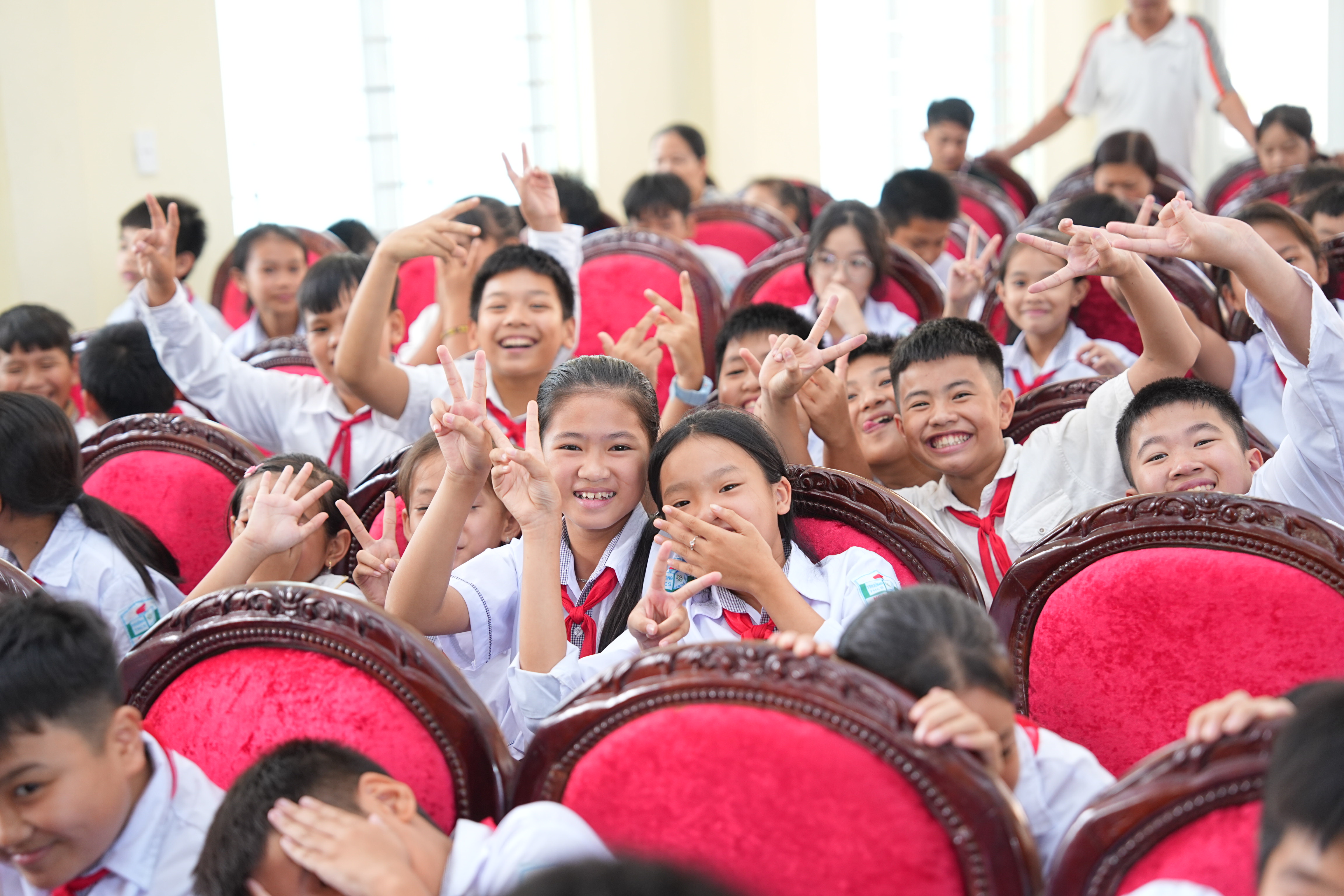 Nụ cười rạng rỡ của trẻ em được nhận quà.