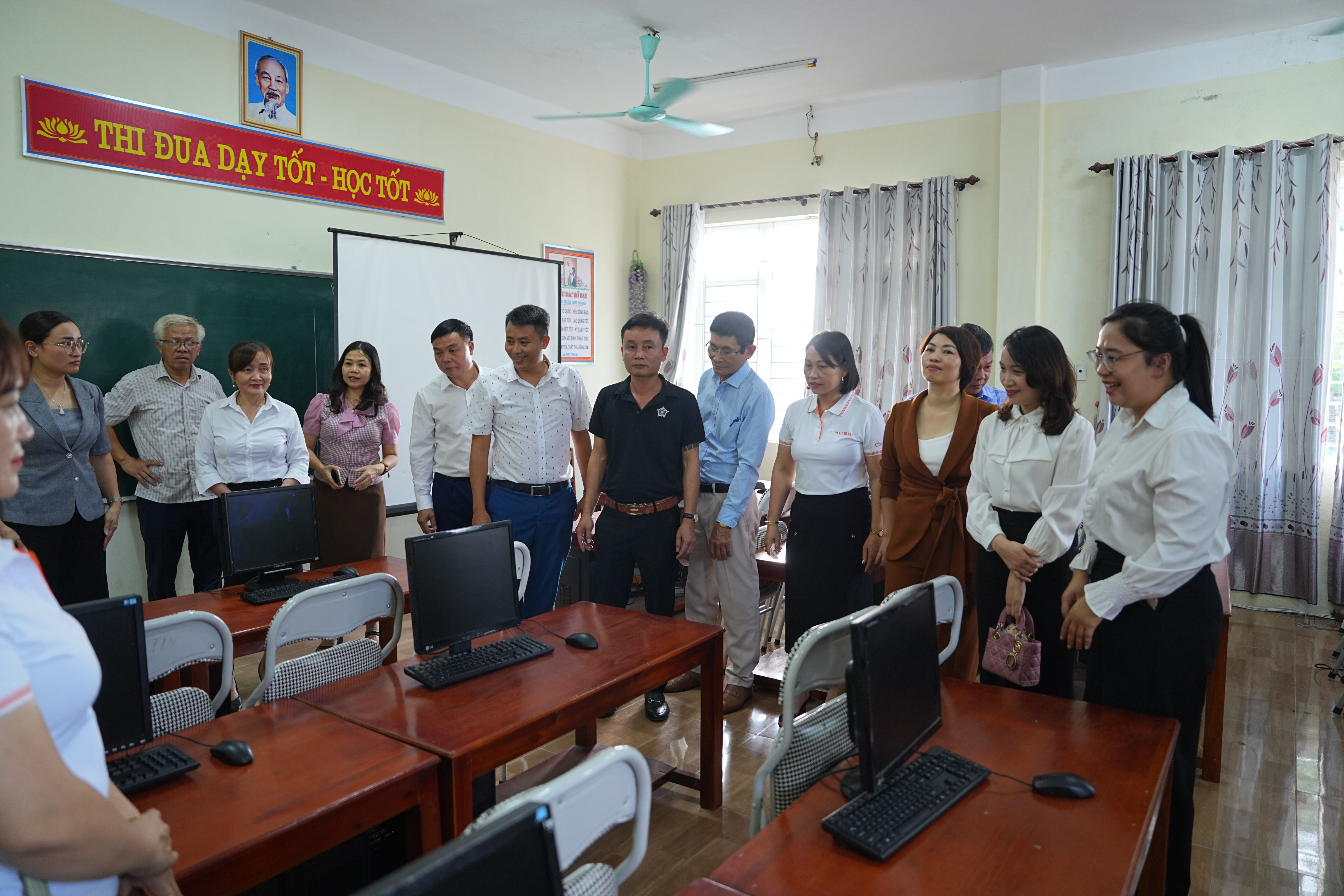 Quỹ BTTE tỉnh và Công ty Chubb Life Việt Nam kiểm tra, bàn giao máy tính cho Trường Tiểu học Nga Trường.