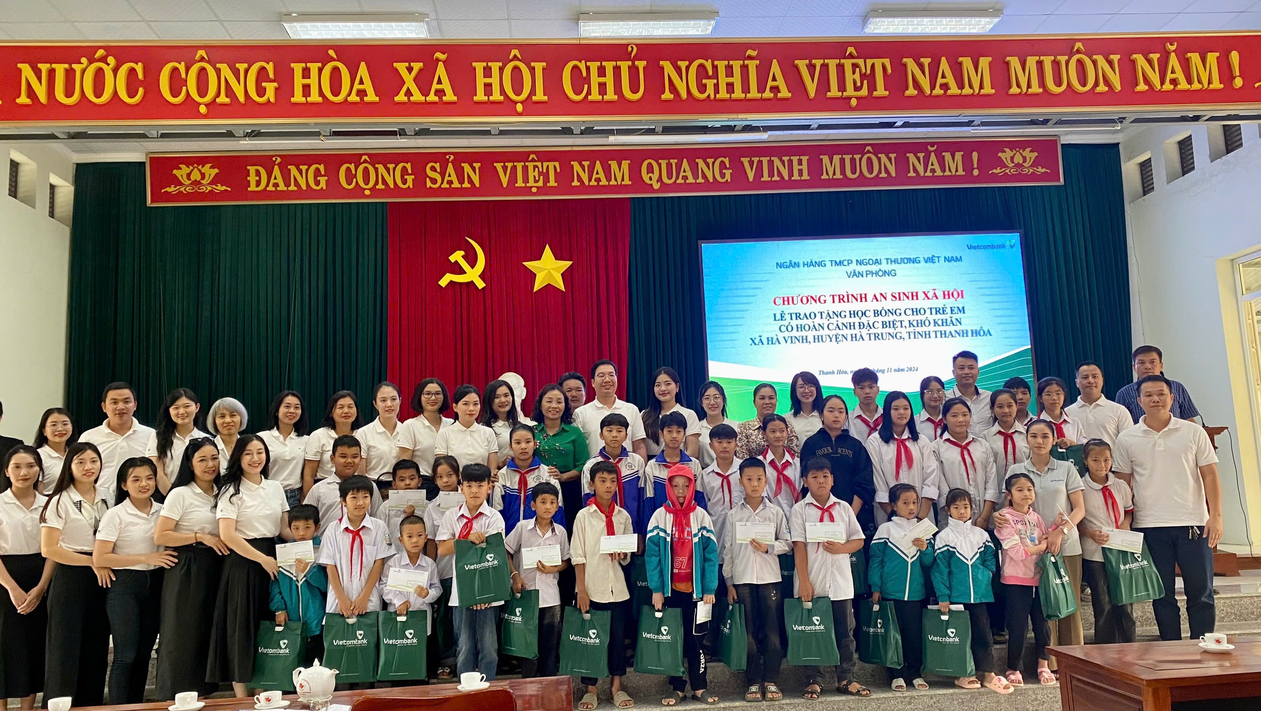 Đoàn công tác trao tặng 30 suất quà cho 30 em học sinh tại huyện Hà Trung.