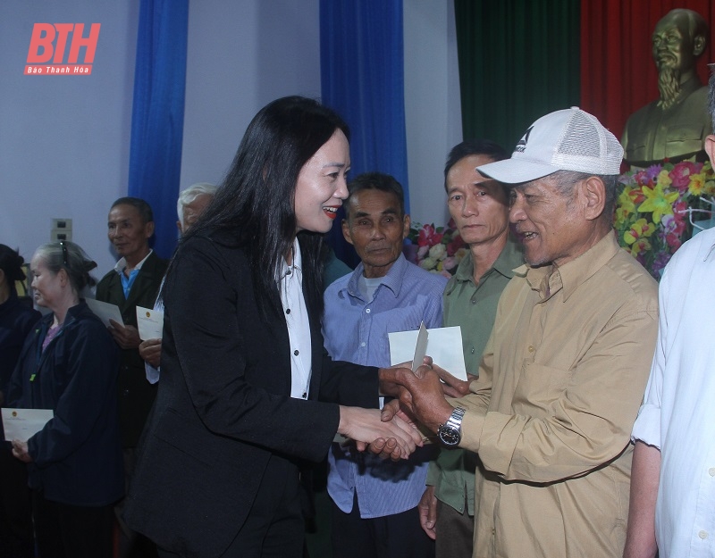 Đồng chí Vũ Thị Hương, Giám đốc Sở Lao động - Thương binh và Xã hội trao quà cho người có công với cách mạng (ảnh Nguyễn Lương).