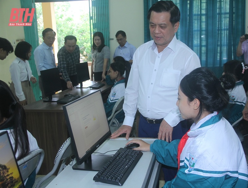 Đồng chí Nguyễn Bá Hoan, Thứ trưởng Bộ Lao động - Thương binh và Xã hội trao tặng Trường THCS Nga Hải phòng học máy tính với đầy đủ trang thiết bị (ảnh Nguyễn Lương).