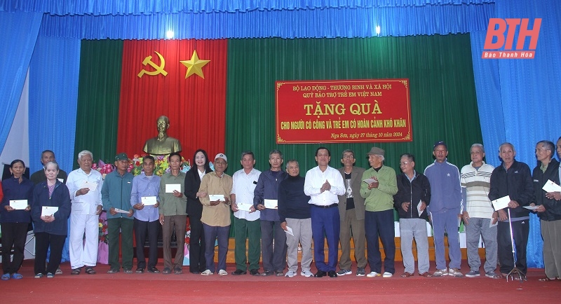 Thứ trưởng Bộ Lao động - Thương binh và Xã hội Nguyễn Bá Hoan và Giám đốc Sở Lao động - Thương binh và Xã hội Vũ Thị Hương trao quà cho người có công với cách mạng (ảnh Nguyễn Lương).