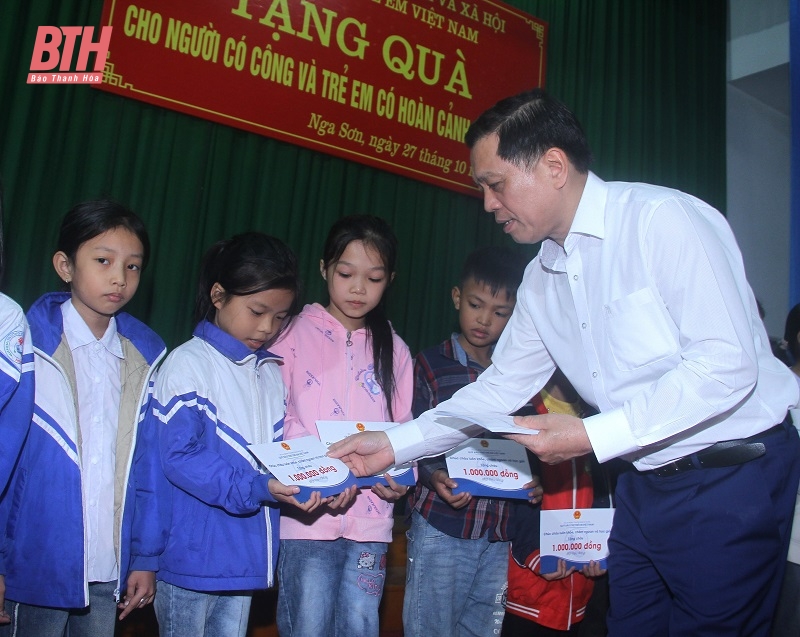 Đồng chí Nguyễn Bá Hoan, Thứ trưởng Bộ Lao động - Thương binh và Xã hội trao quà cho các cháu học sinh có hoàn cảnh khó khăn trên địa bàn huyện Nga Sơn (ảnh Nguyễn Lương).
