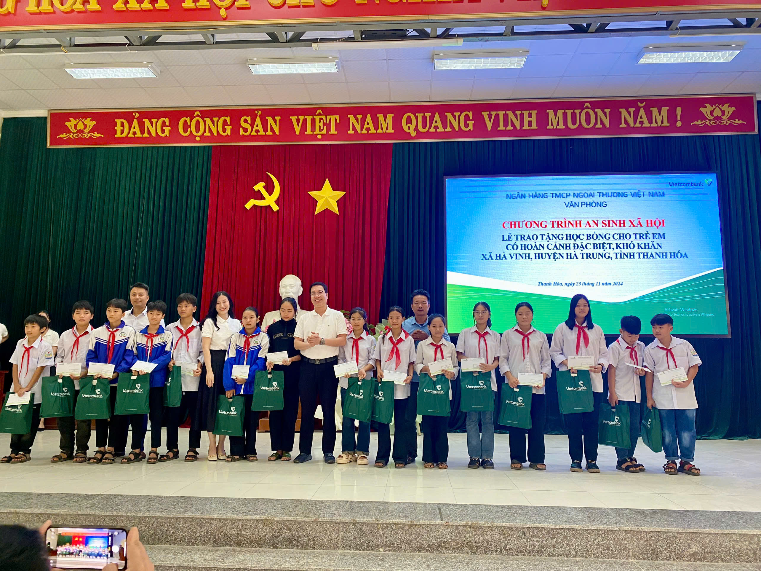 Lãnh đạo Quỹ BTTE và Lãnh đạo Văn phòng Trụ sở chính Vietcombank Việt Nam trao tặng quà cho trẻ em xã Hà Vinh.