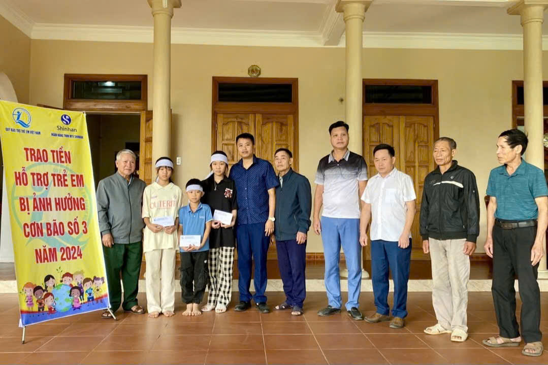 Quỹ BTTE tỉnh và chính quyền địa phương trao hỗ trợ cho trẻ em có mẹ bị chết do cơn bão số 3 (Yangi) gây ra tại huyện Như Thanh.
