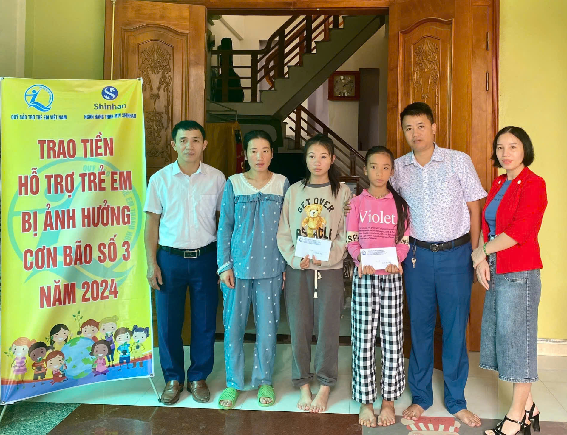 Quỹ BTTE tỉnh và chính quyền địa phương trao hỗ trợ cho trẻ em có bố bị chết do cơn bão số 3 (Yangi) gây ra tại xã Quảng Thạch.