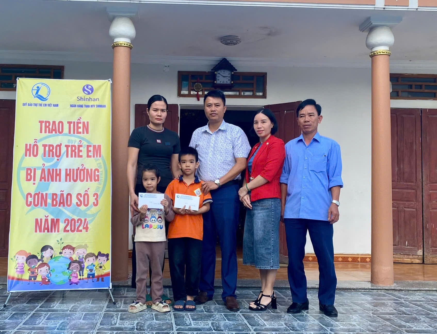 Quỹ BTTE tỉnh và chính quyền địa phương trao hỗ trợ cho trẻ em có bố bị chết do cơn bão số 3 (Yangi) gây ra tại xã Quảng Đức.