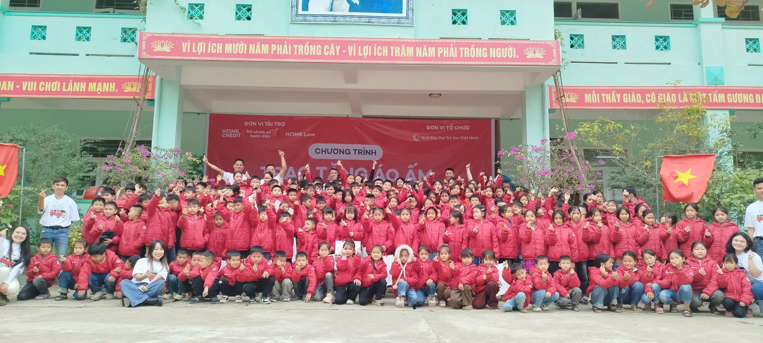 Quỹ BTTE cùng nhà tài trợ Công ty TNHH MTV Home Credit chụp ảnh lưu niệm cùng các em học sinh Trường Tiểu học Tam Chung (Mường Lát)