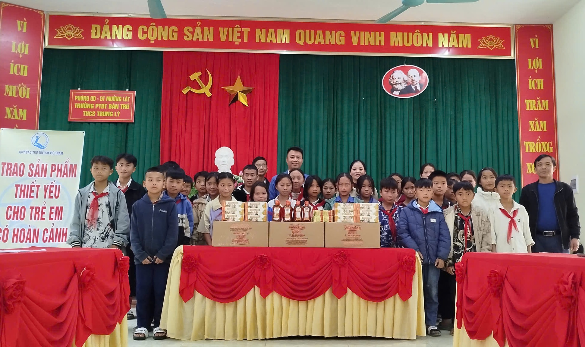 Quỹ BTTE tỉnh và nhà tài trợ Công ty TNHH Sao Thái Dương trao tặng nhu yếu phẩm cho học sinh Trường Phổ thông dân tộc bán trú - THCS Trung Lý.