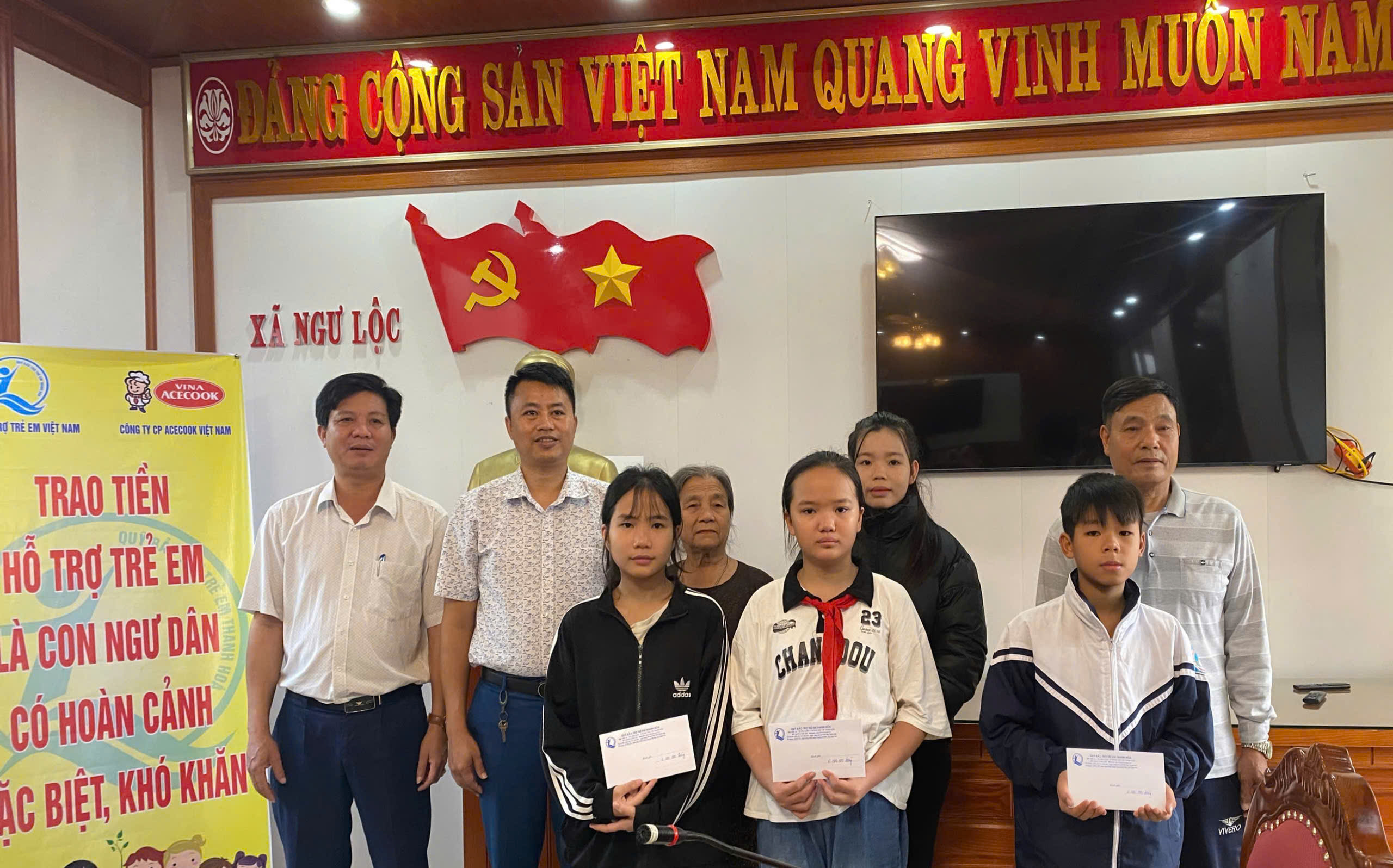 Quỹ BTTE tỉnh và chính quyền địa phương trao hỗ trợ cho trẻ em mồ côi là con ngư dân có hoàn cảnh đặc biệt, khó khăn vươn lên trong học tập.