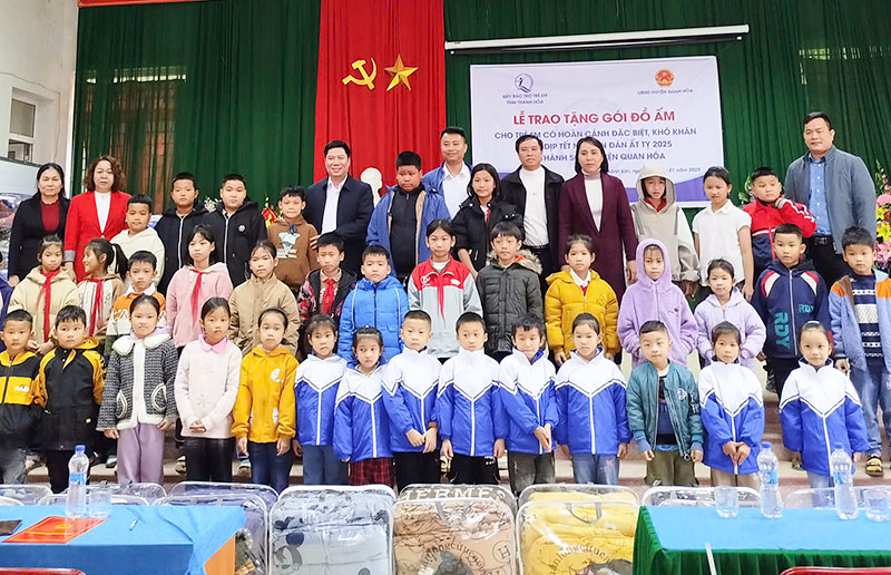 Lãnh đạo Quỹ BTTE tỉnh đã trao 100 suất quà đồ ấm cho 100 học sinh trường Tiểu học Thành Sơn.