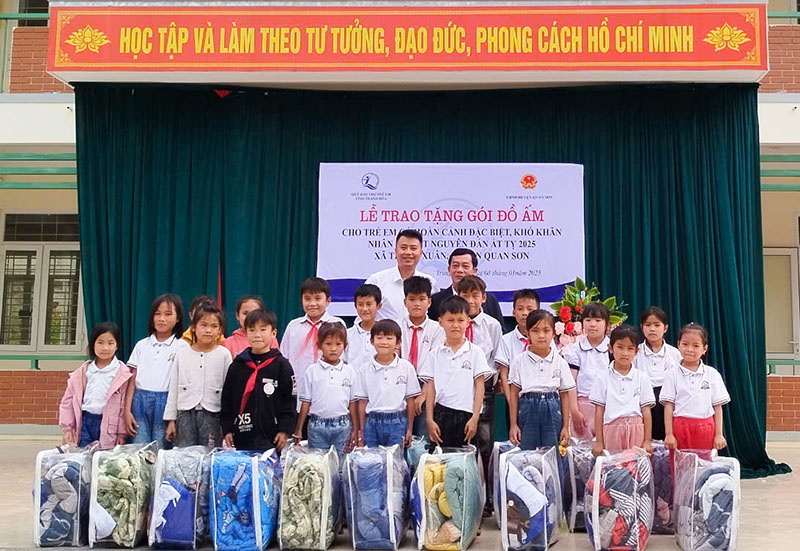 Đoàn công tác trao 100 suất quà cho các em học sinh tại trường Tiểu học - THCS Trung Xuân, huyện Quan Sơn