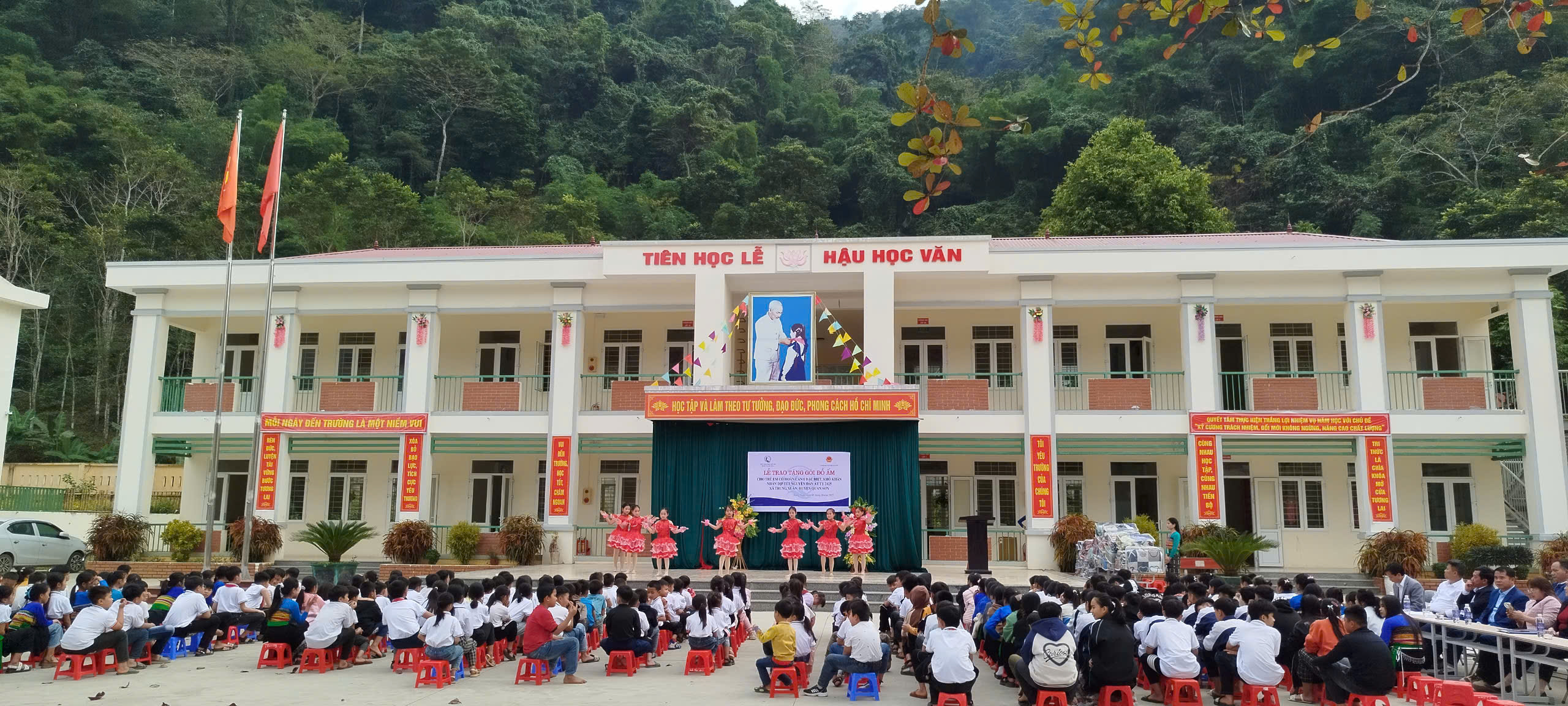 Toàn cảnh buổi lễ trao tặng tại xã Trung Xuân, huyện Quan Sơn.