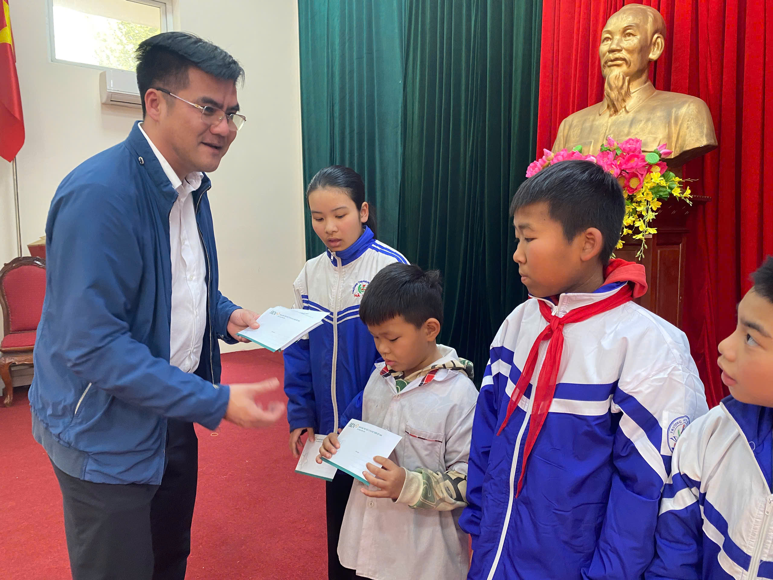 Ông Đoàn Huy Hoàng - Giám đốc Ngân hàng BIDV Bỉm Sơn trao học bổng cho trẻ em phường Đông Sơn, thị xã Bỉm Sơn.