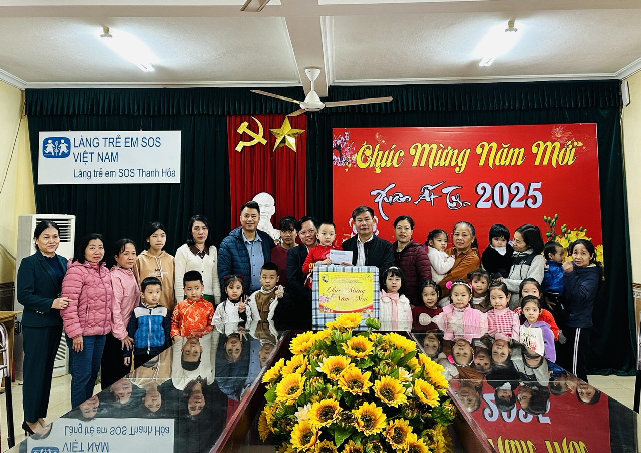 Đoàn công tác tặng quà tại Làng trẻ em SOS Thanh Hóa