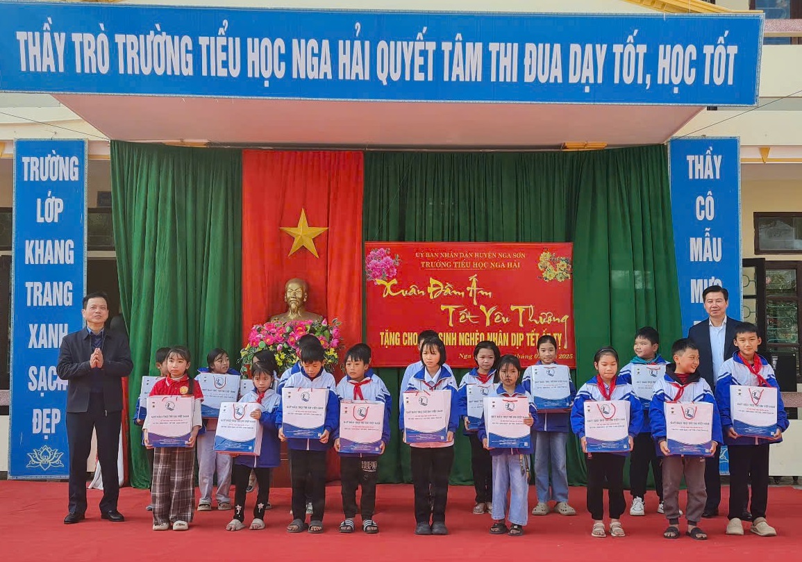 Lãnh đạo UBND huyện Nga Sơn trao quà cho trẻ em