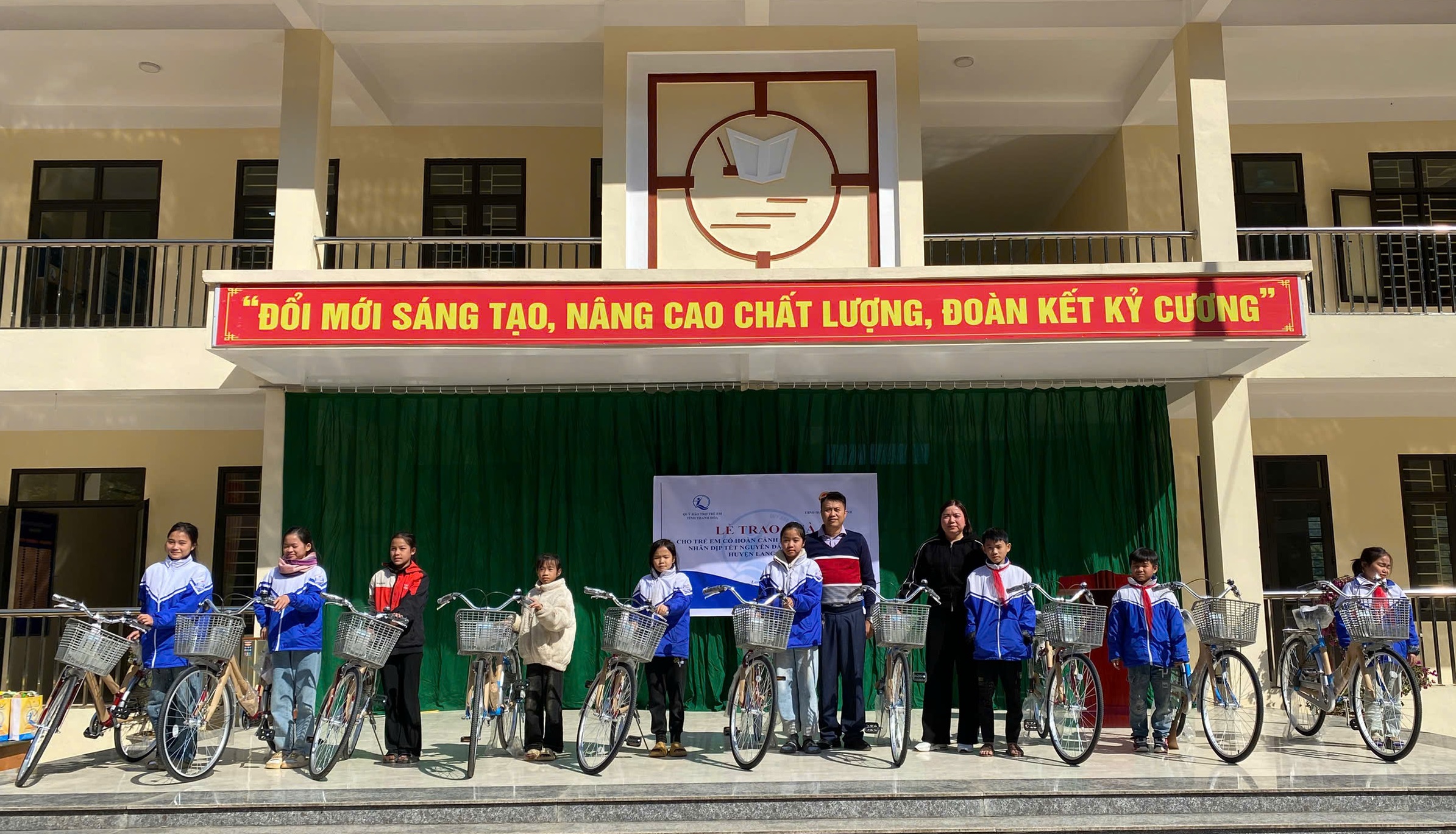 Quỹ BTTE tỉnh trao xe đạp cho trẻ em Lang Chánh