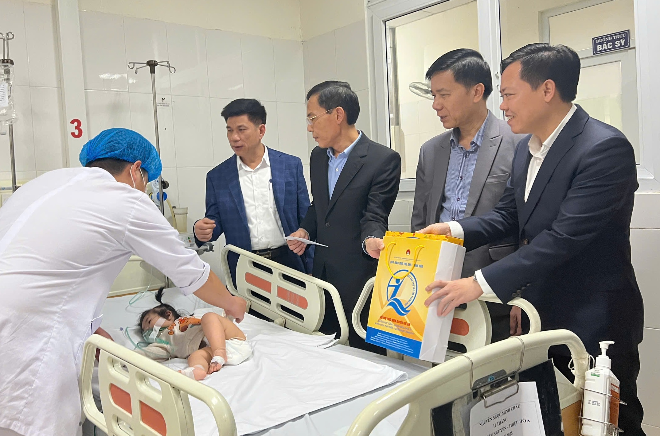 Đồng chí Đầu Thanh Tùng - Phó Chủ tịch UBND tỉnh, Chủ tịch Hội đồng Bảo trợ Quỹ Bảo trợ trẻ em tỉnh ân cần hỏi thăm tình trạng sức khỏe, hoàn cảnh gia đình các bệnh nhân và động viên các cháu cố gắng điều trị, hồi phục sức khỏe để sớm trở về vui xuân, đón tết với gia đình.