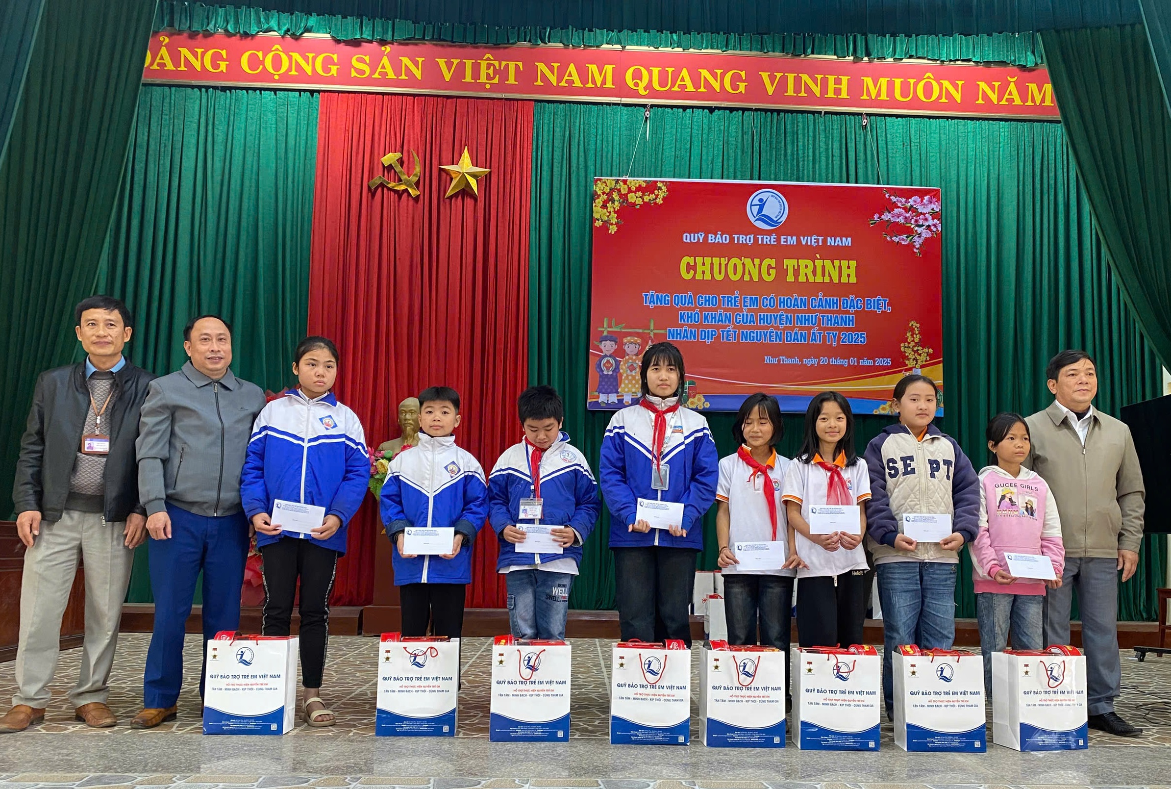 Các thầy cô giáo, lãnh đạo UBND xã Xuân Du trao quà cho trẻ em.