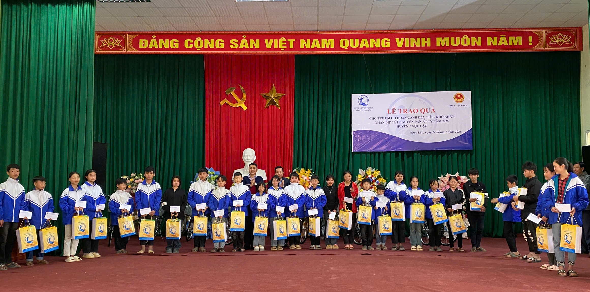 Quỹ BTTE tỉnh trao quà cho trẻ em Ngọc Lặc