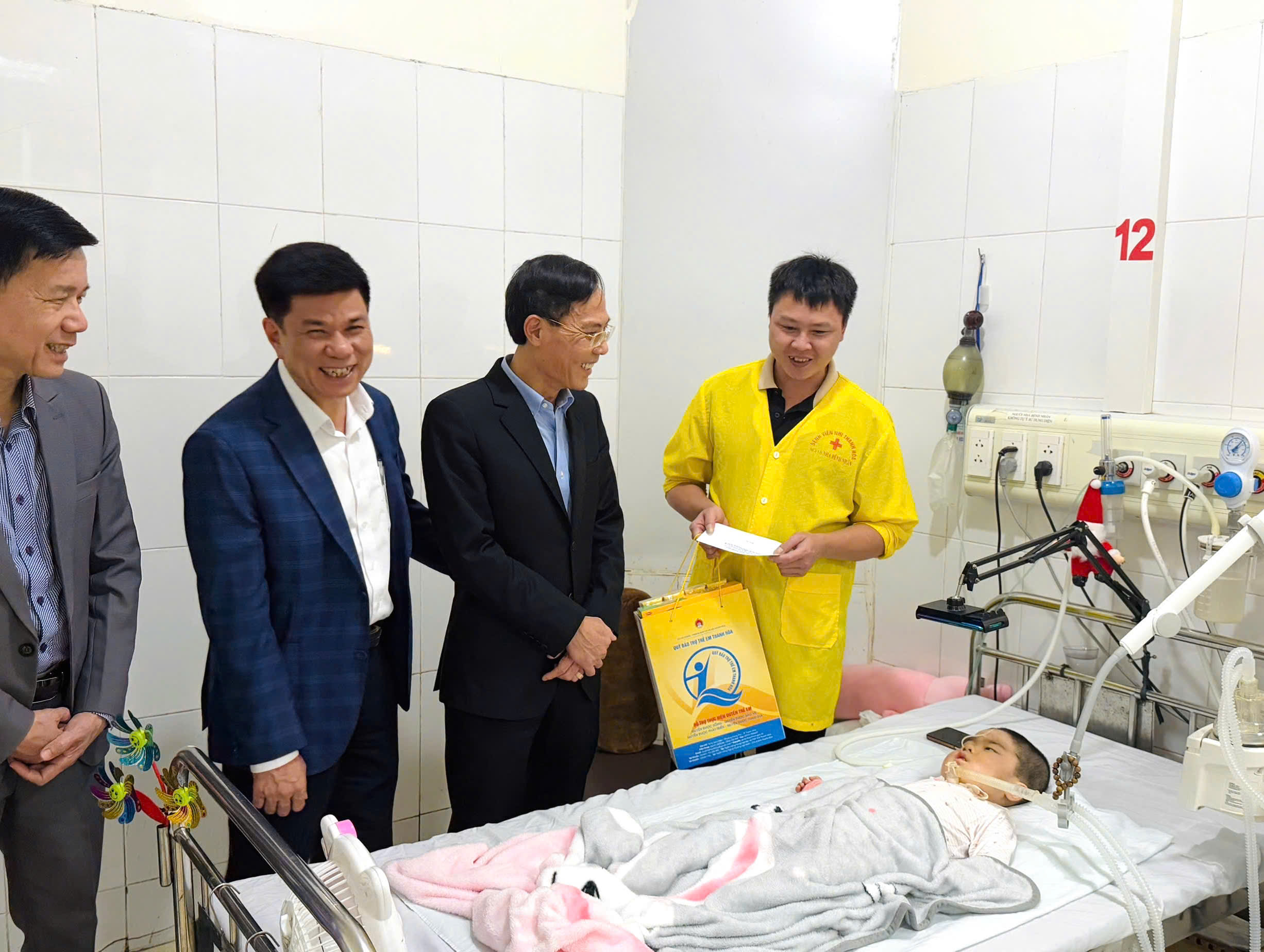 Đồng chí Đầu Thanh Tùng - Phó Chủ tịch UBND tỉnh, Chủ tịch Hội đồng Bảo trợ Quỹ Bảo trợ trẻ em tỉnh ân cần hỏi thăm tình trạng sức khỏe, hoàn cảnh gia đình các bệnh nhân và động viên các cháu cố gắng điều trị, hồi phục sức khỏe để sớm trở về vui xuân, đón tết với gia đình.