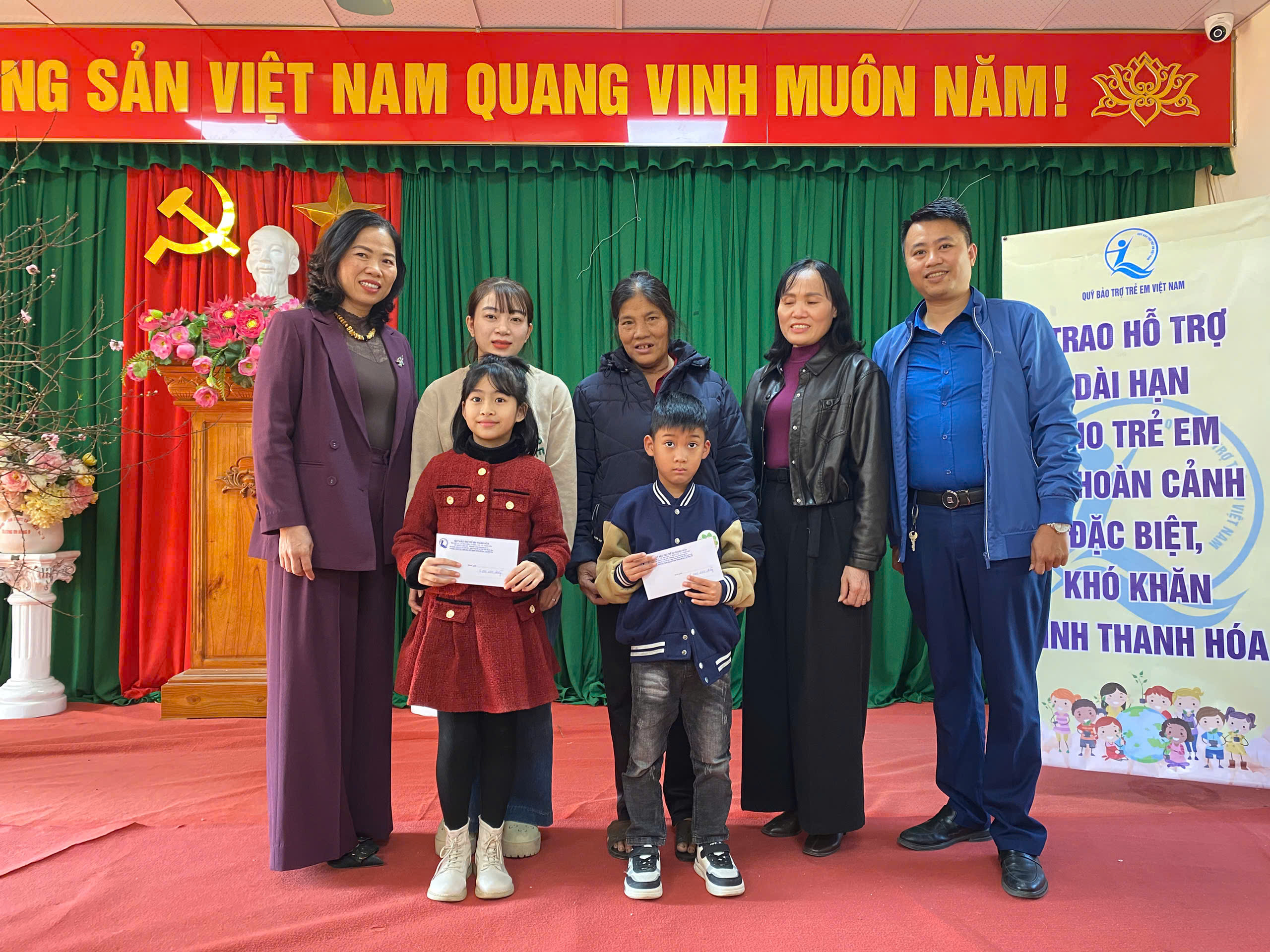 Lãnh đạo Quỹ BTTE tỉnh trao hỗ trợ dài hạn cho trẻ em Trường Tiểu học Đông Vệ 2, Thành phố Thanh Hóa.