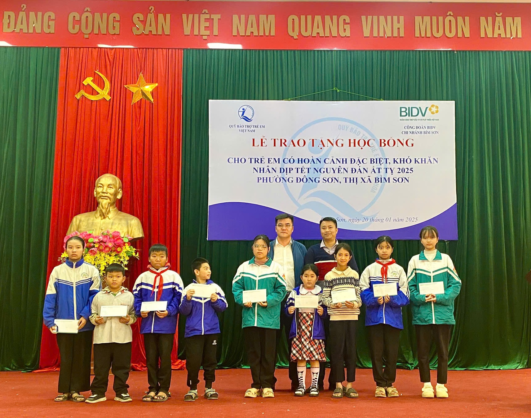 Lãnh đạo Quỹ BTTE tỉnh và lãnh đạo ngân hàng BIDV Bỉm Sơn trao học bổng cho trẻ em