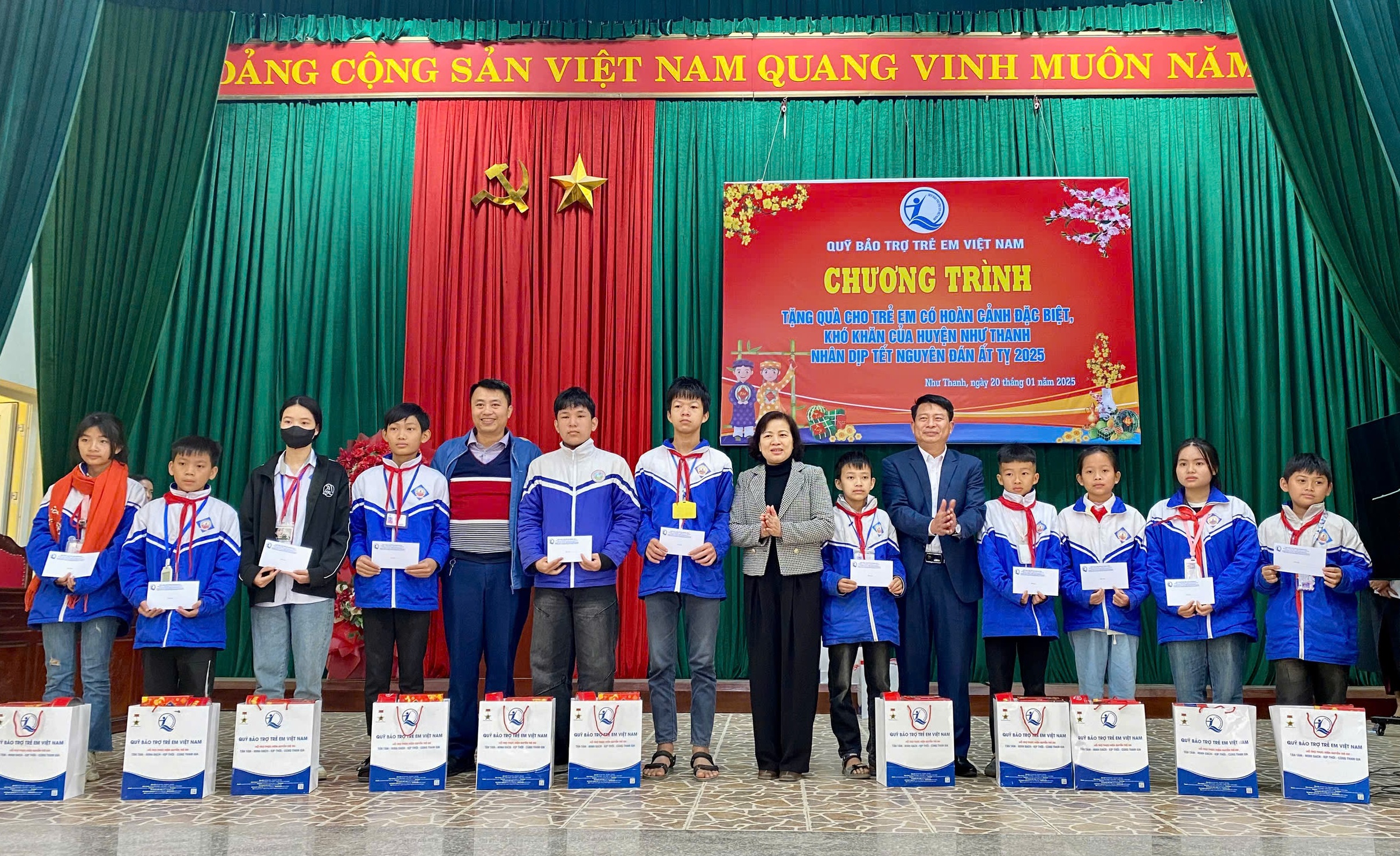 Đồng chí Lại Thế Quảng - Giám đốc Quỹ BTTE tỉnh và đồng chí Lê Ngọc Hoa - Phó Chủ tịch UBND huyện Như Thanh trao quà cho trẻ em xã Xuân Du