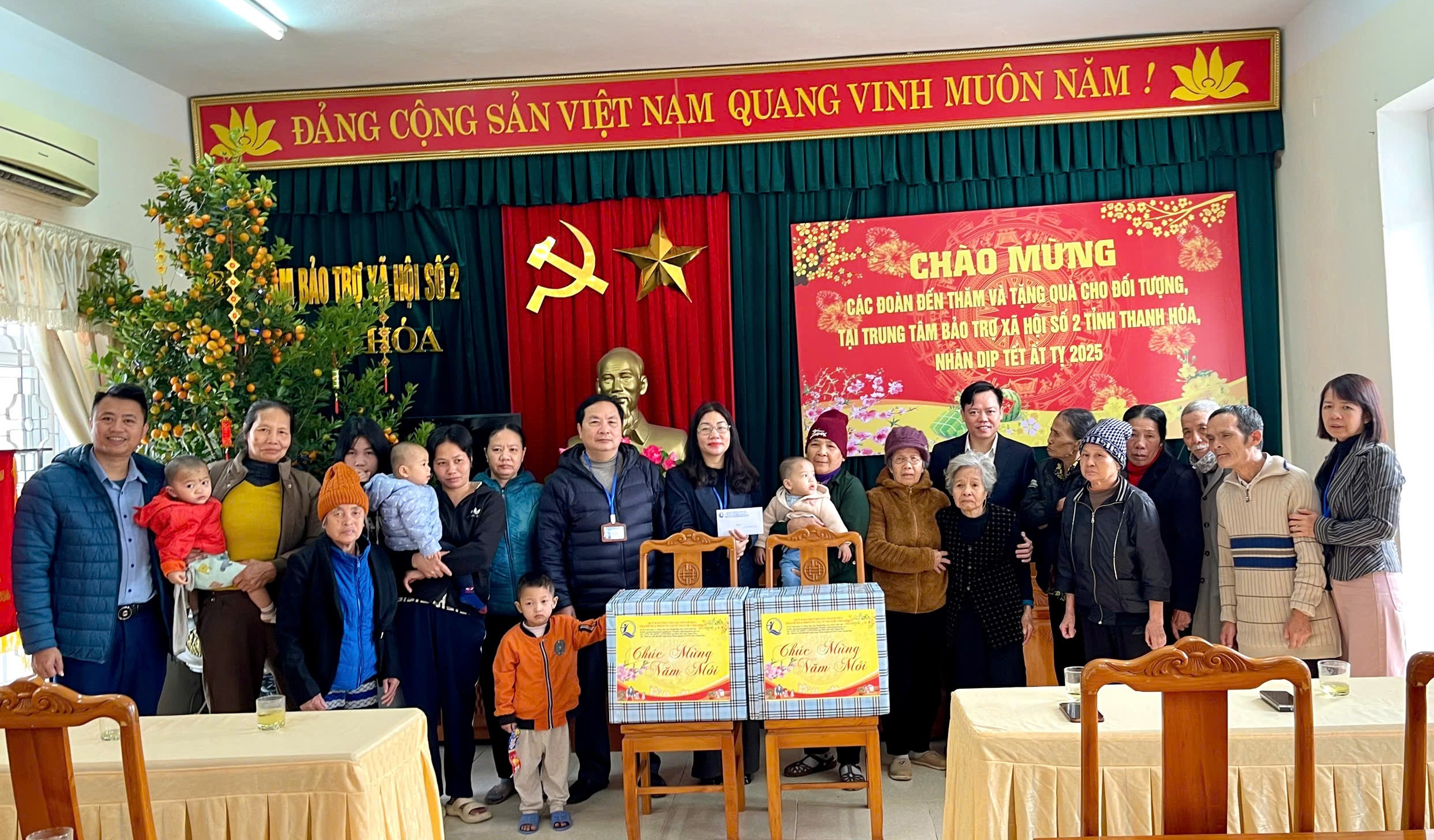 Đoàn công tác tặng quà tại Trung tâm Bảo trợ xã hội số 2