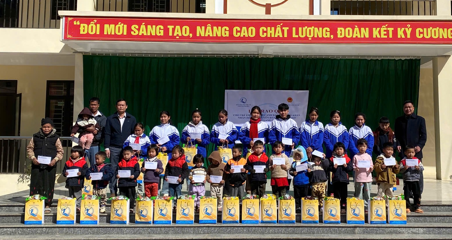 Quỹ BTTE tỉnh trao quà cho trẻ em Lang Chánh