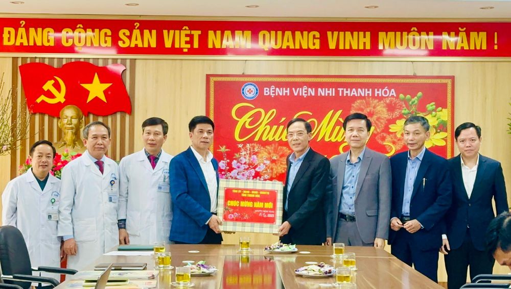 Phó Chủ tịch UBND tỉnh Đầu Thanh Tùng - Chủ tịch Hội đồng bảo trợ Quỹ Bảo trợ trẻ em tỉnh Thanh Hóa chúc tết cán bộ, nhân viên Bệnh viện Nhi Thanh Hóa.